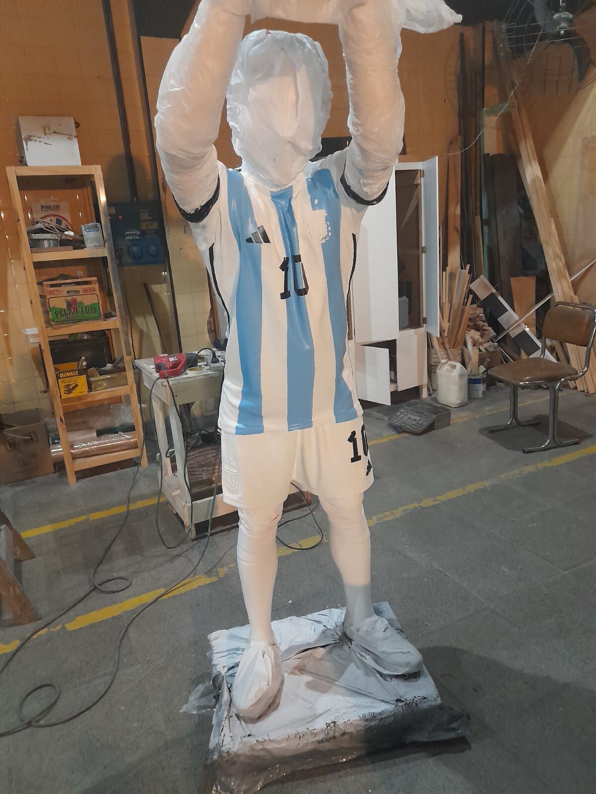 FAN10 - Lionel Messi junto a la estatua de Lionel Messi tamaño real. 🇦🇷🏆