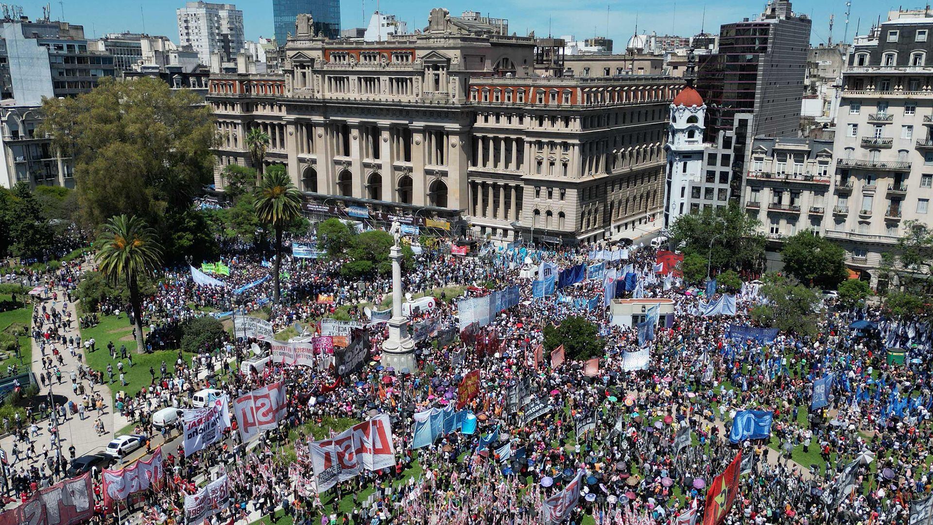 CGT y piqueteros se manifestaron en Tribunales contra el DNU de Milei marcha