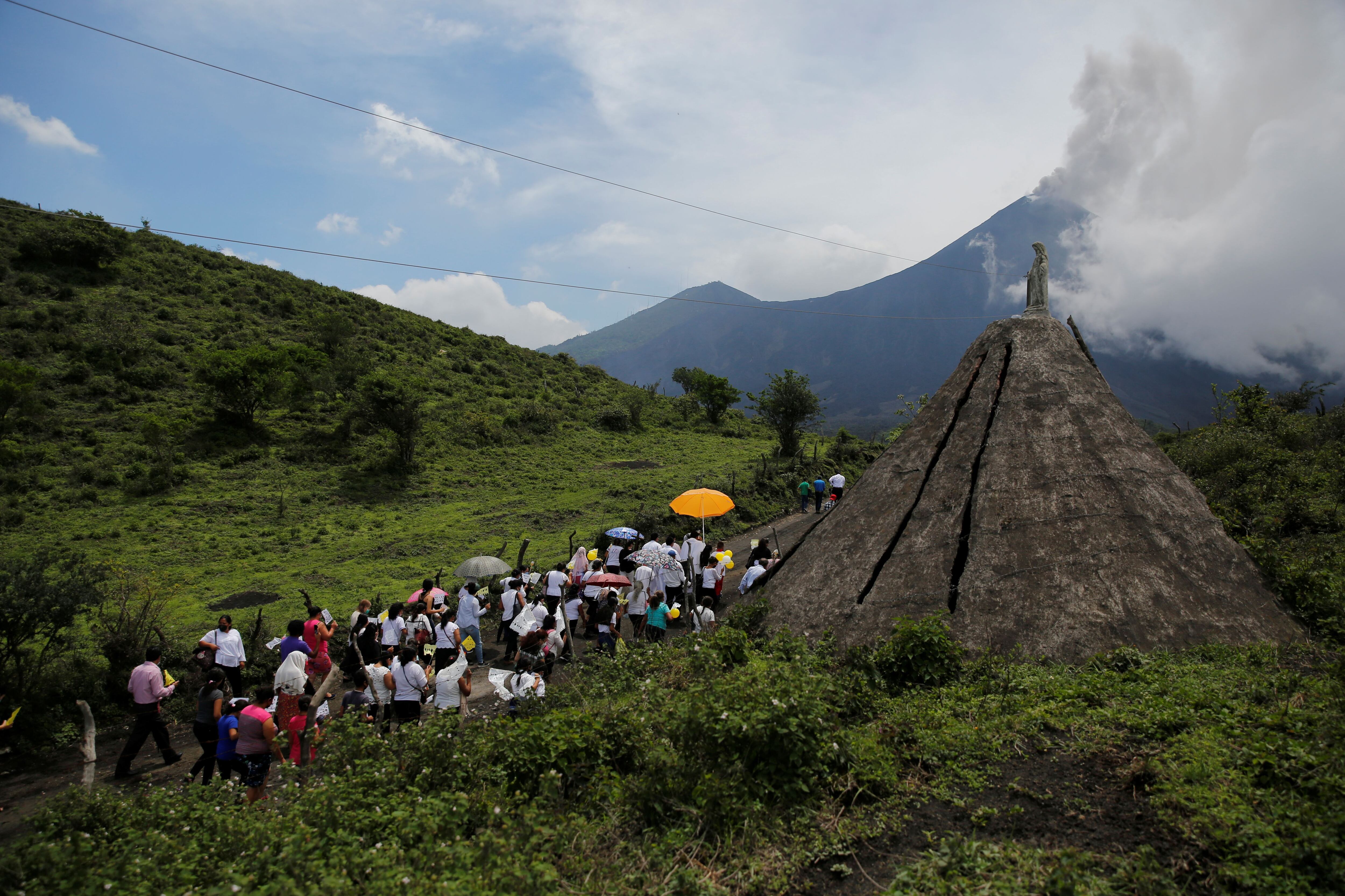 Grupo de peregrinos llamado 'Cenaculos' (Cenacles) durante una procesión al volcán Pacaya, Mayo 22, 2021. (REUTERS/Luis Echeverria)