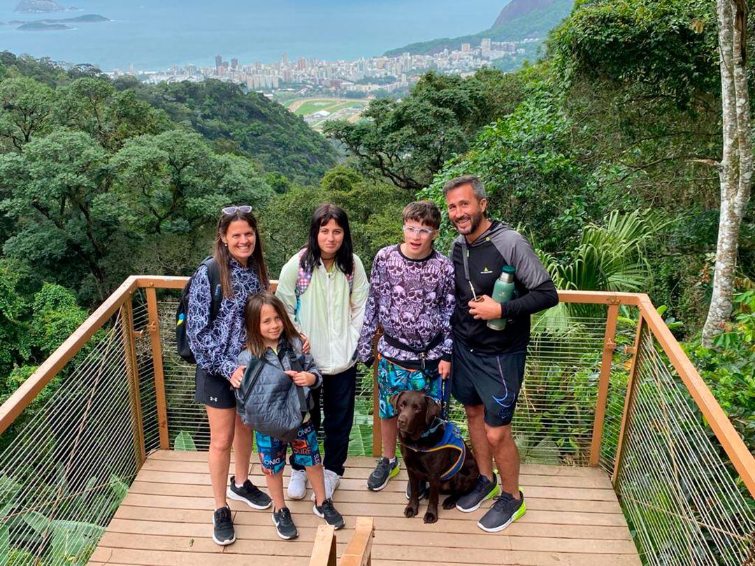 La familia Anello completa junto al perro de asistencia Atún