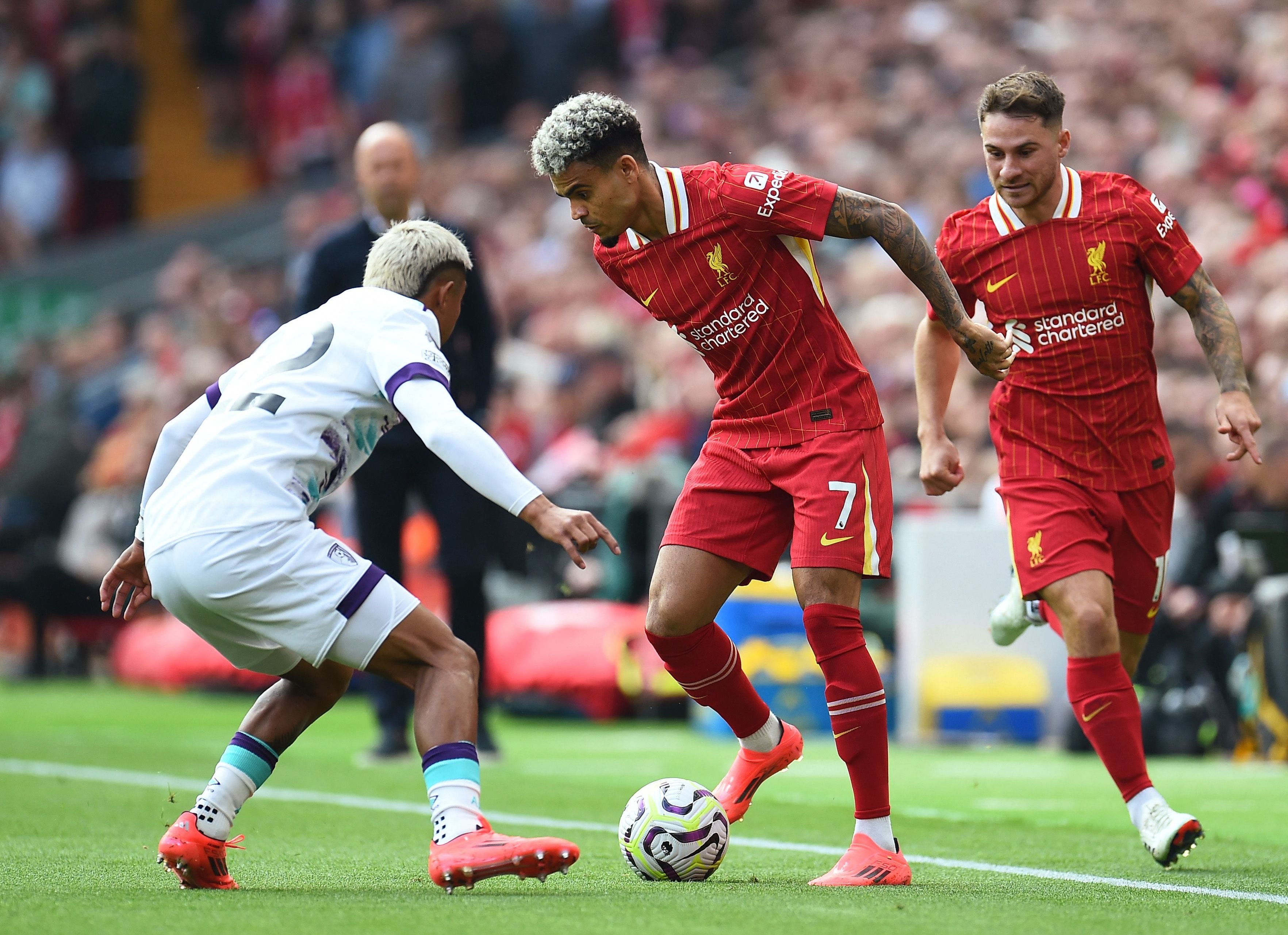 Julián Araujo del Bournemouth y Luis Diaz de Liverpool en acción-crédito Peter Powell/REUTERS 