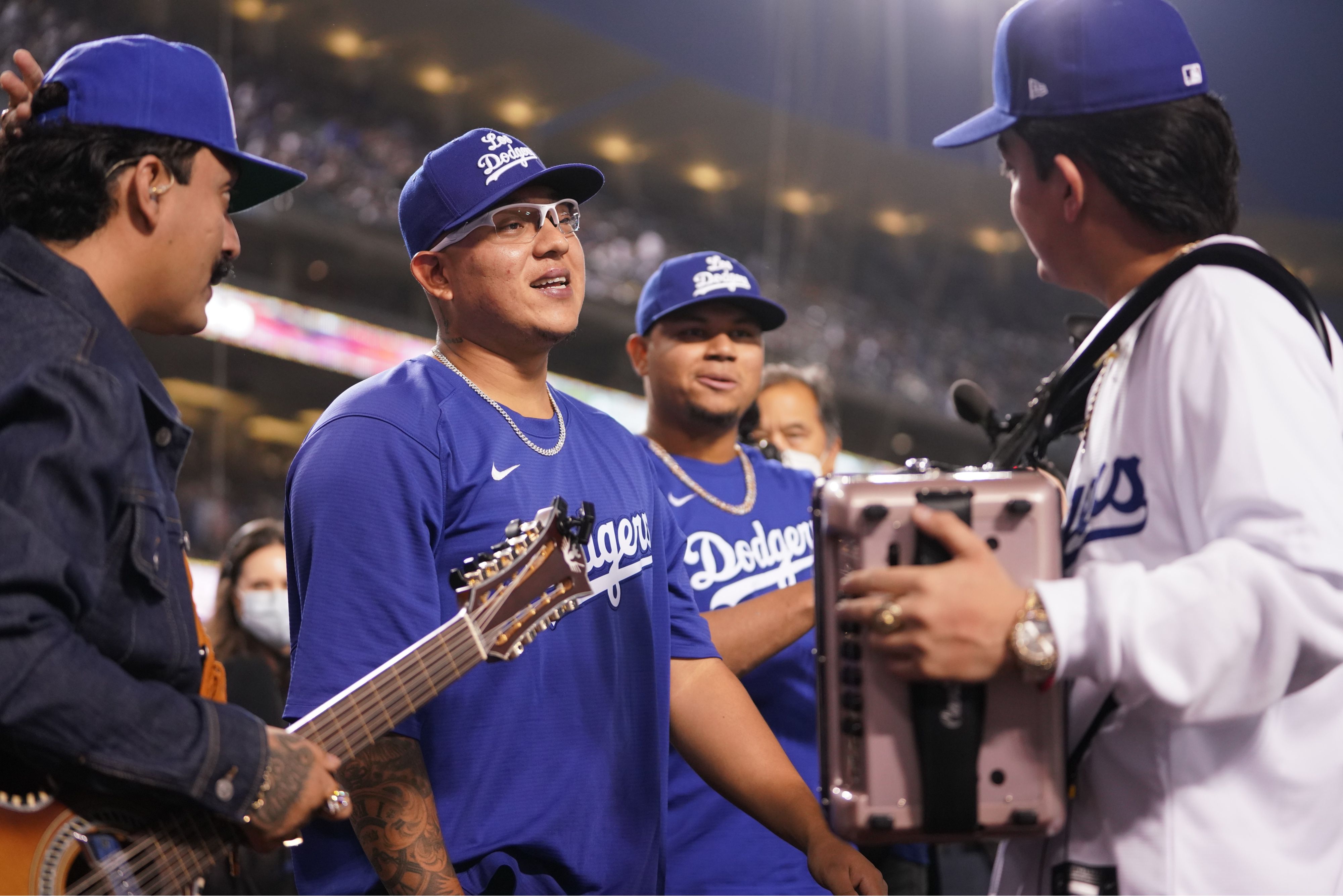 Los Dodgers, vestidos totalmente de azul por primera vez, ganan