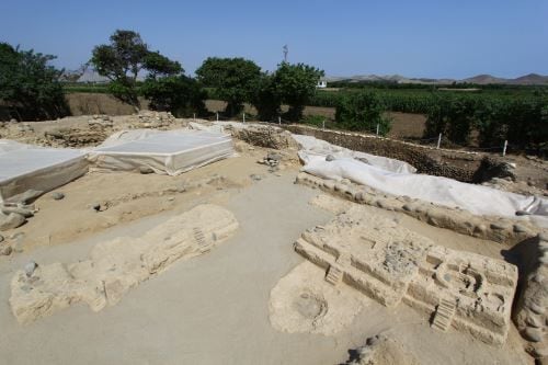 Arqueólogos peruanos descubrieron cuatro maquetas a escala en Caral. (Foto: Andina)