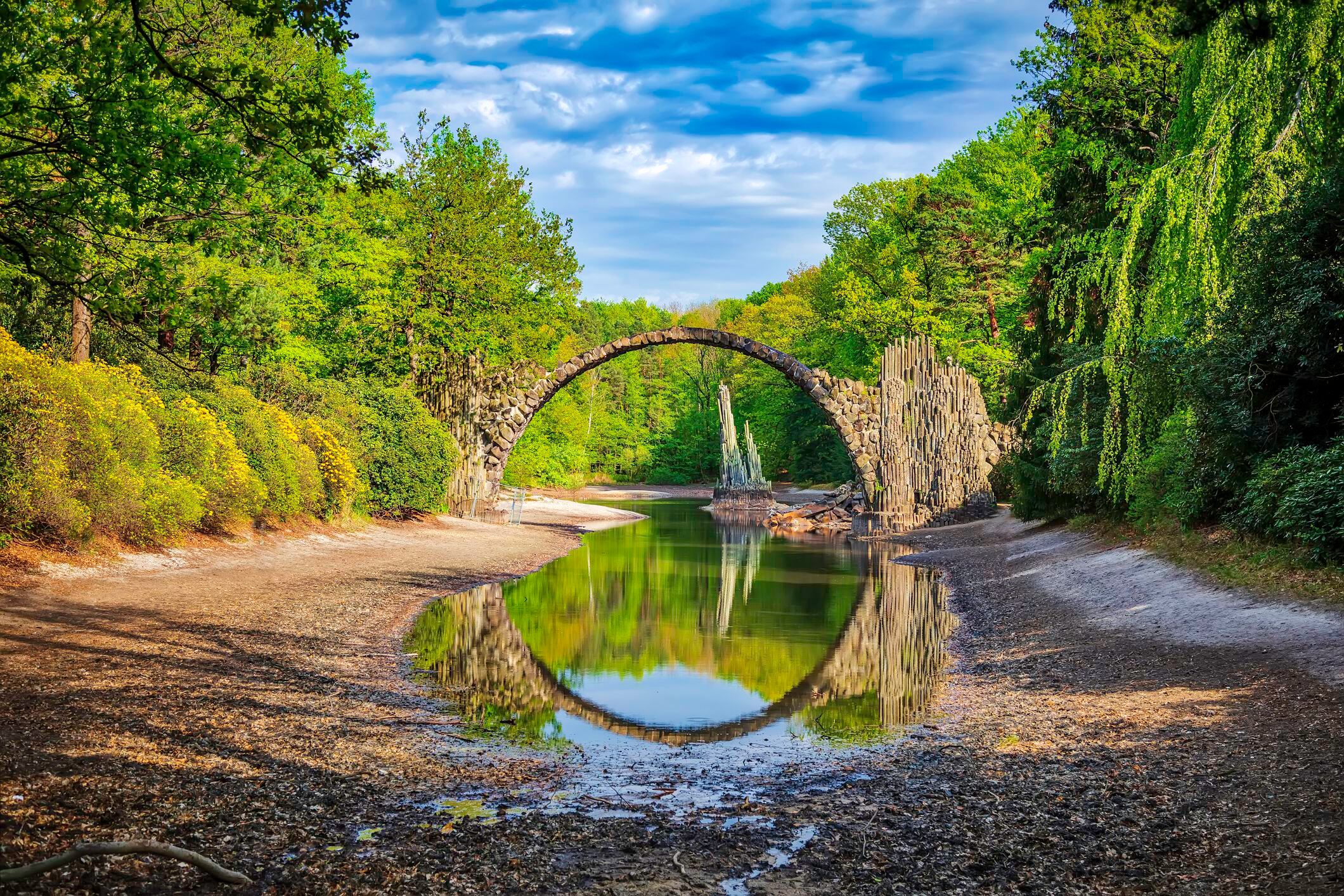 En el Parque Kromlauer de Alemania, se encuetra el Puente del Diablo, 
donde se refleja sobre el agua creando una circunferencia perfecta 
(Getty)