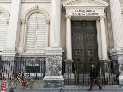 Foto de archivo: Un hombre camina frente al edificio del Banco Central de la República Argentina en Buenos Aires, Argentina.  16 de septiembre de 2020. REUTERS / Agustin Marcarian