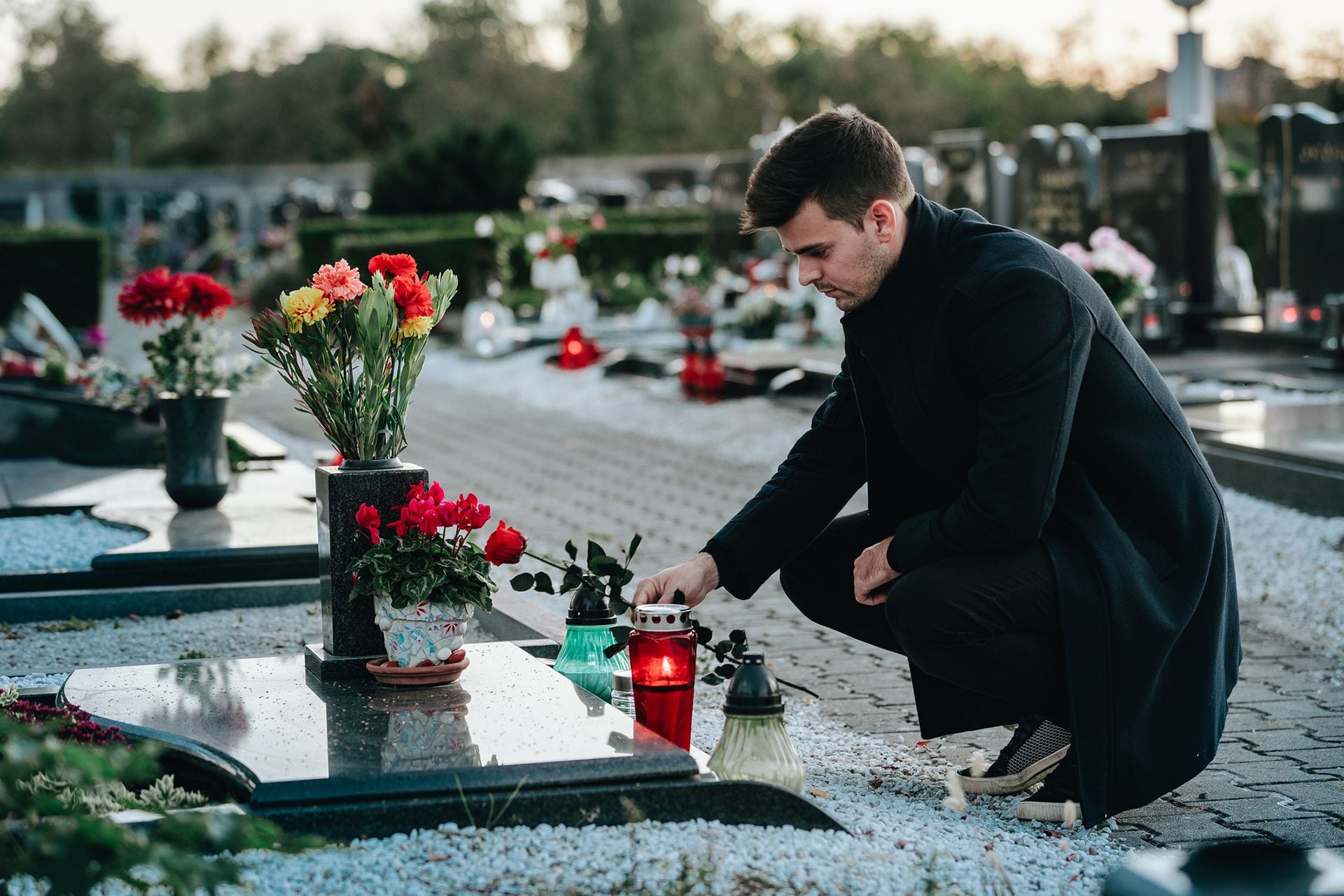 Un cementerio cristiano. Las costumbres varían, pero las únicas certezas que tenemos son el nacimiento y la muerte (Getty)