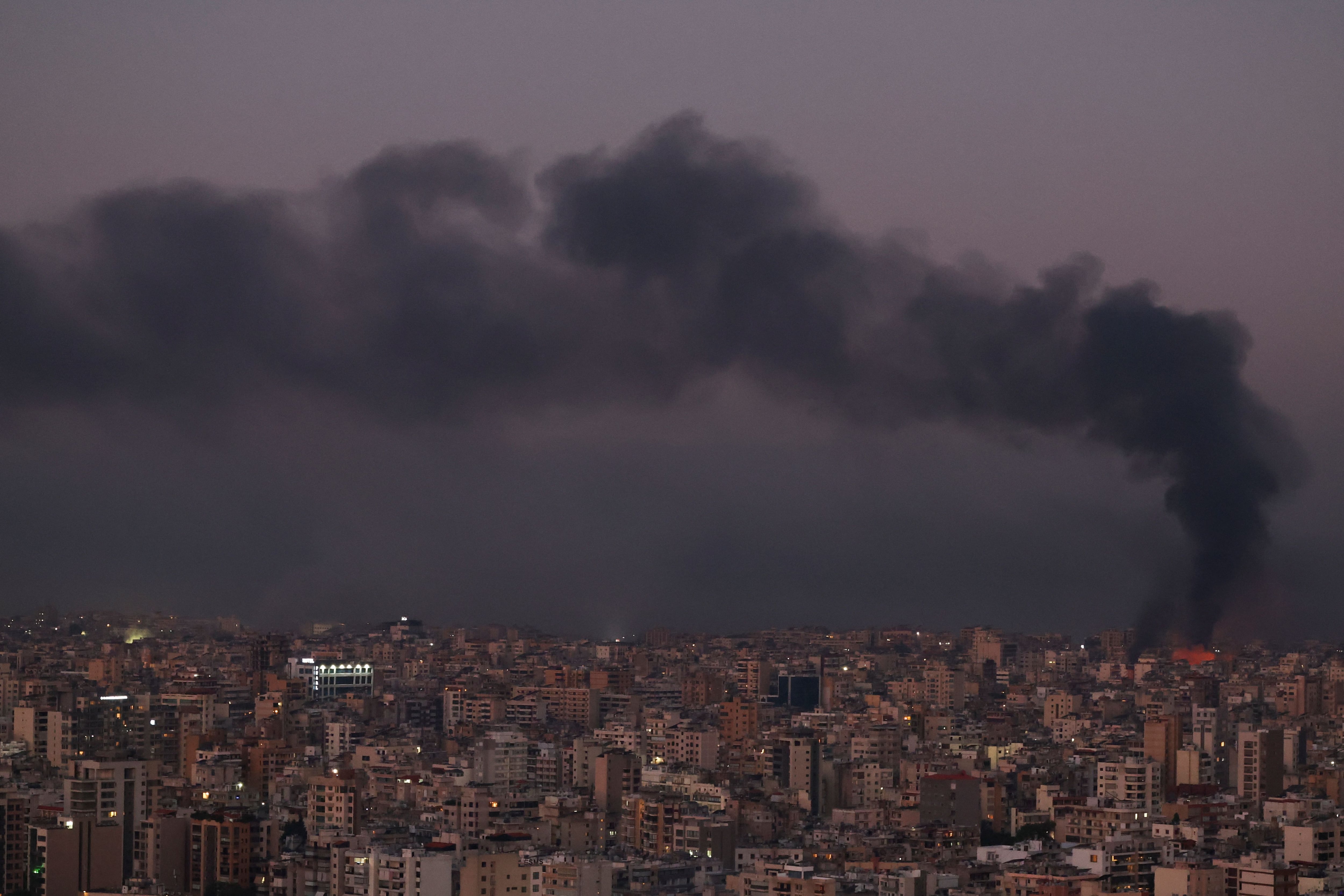 La Fuerza Aérea de Israel bombardeó decenas de almacenes de armas y lanzacohetes de Hezbollah en el Líbano (REUTERS/Mohamed Azakir)