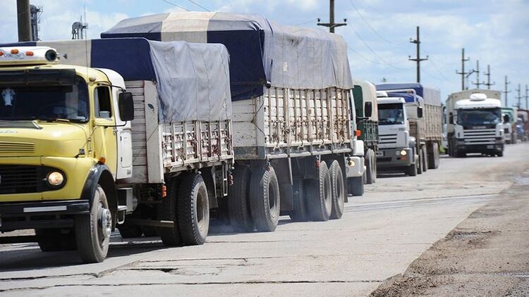 Las demoras para la realización de controles y presentación de documentos pueden consumirle al chofer de un camión más de la mitad del tiempo que le lleva transportar la mercadería desde origen a destino.