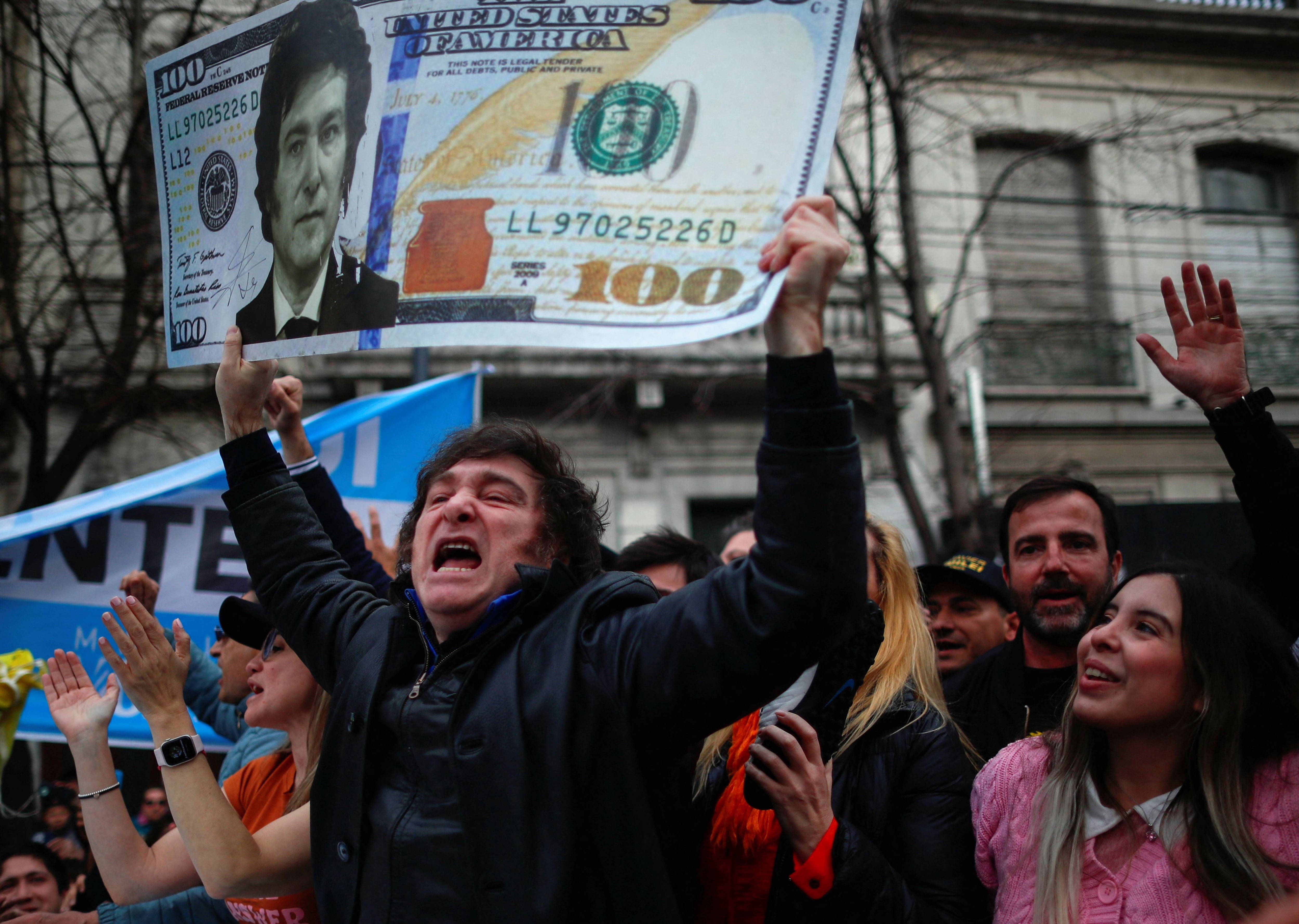 El líder libertario pretende dolarizar al valor del mercado (Foto: REUTERS/Agustin Marcarian)