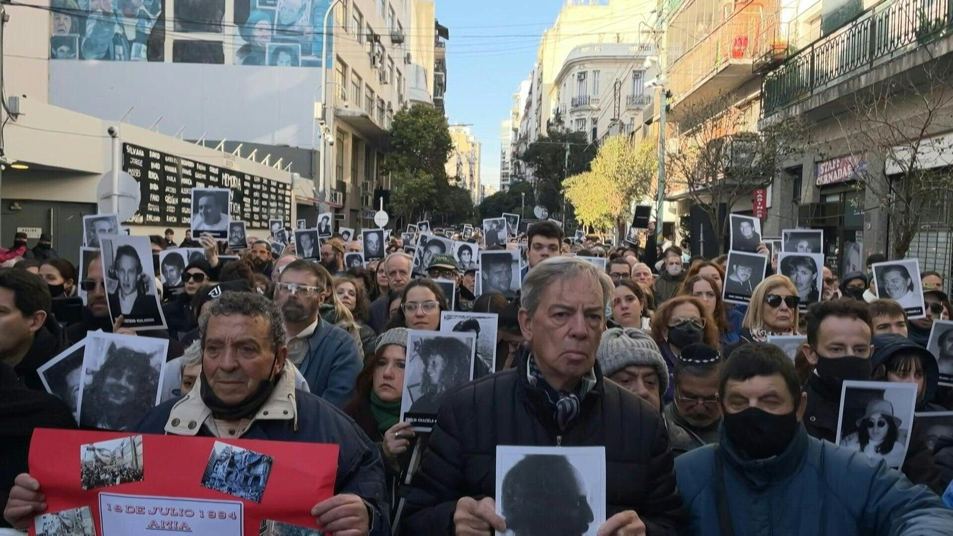 Familiares de las víctimas del atentado a la AMIA en una marcha reclamando justicia 