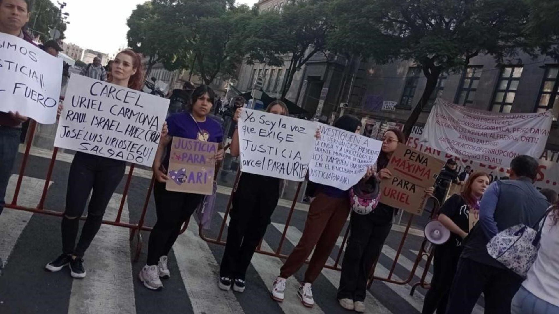 Amigas de Ariadna Fernanda protestan frente a la Corte para exigir que Uriel Carmona se quede encarcelado.| Fernanda López-Castro