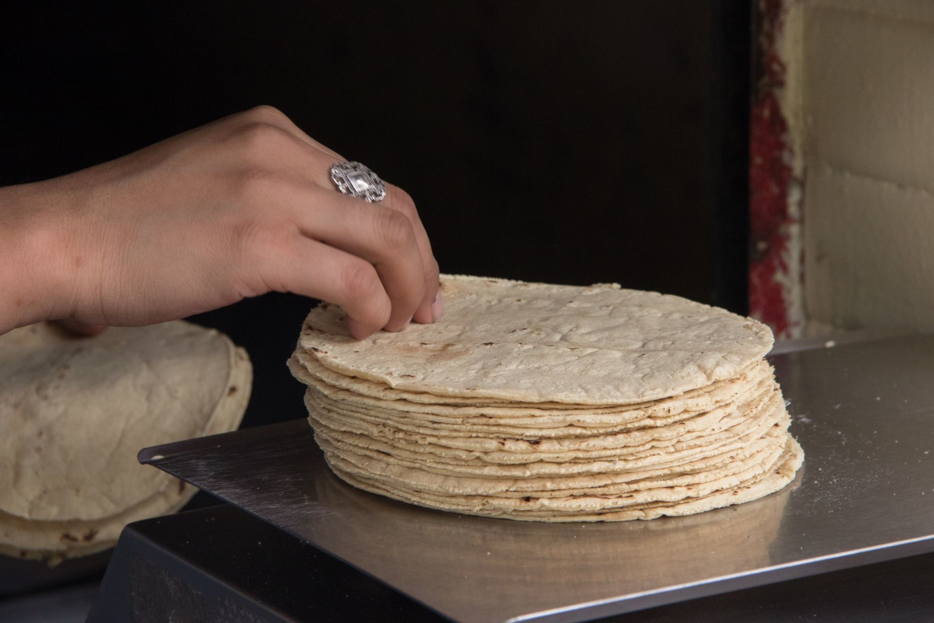 MEXICO. 19MAI2021.- Dans les tortillerias de la capitale mexicaine, la tortilla est vendue pour 18 pesos, les marchands affirment que la masse de nixtamal a été augmentée.
PHOTO : VICTORIA VALTIERRA/CUARTOSCURO.COM