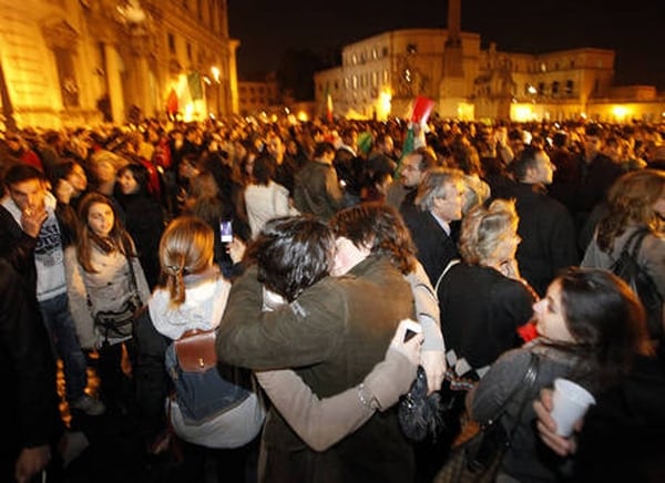 Dos jóvenes besándose en la plaza del Quirinale, en Roma, tras la renuncia de Berlusconi en 2011 (ANSA/ALESSANDRO DI MEO)
