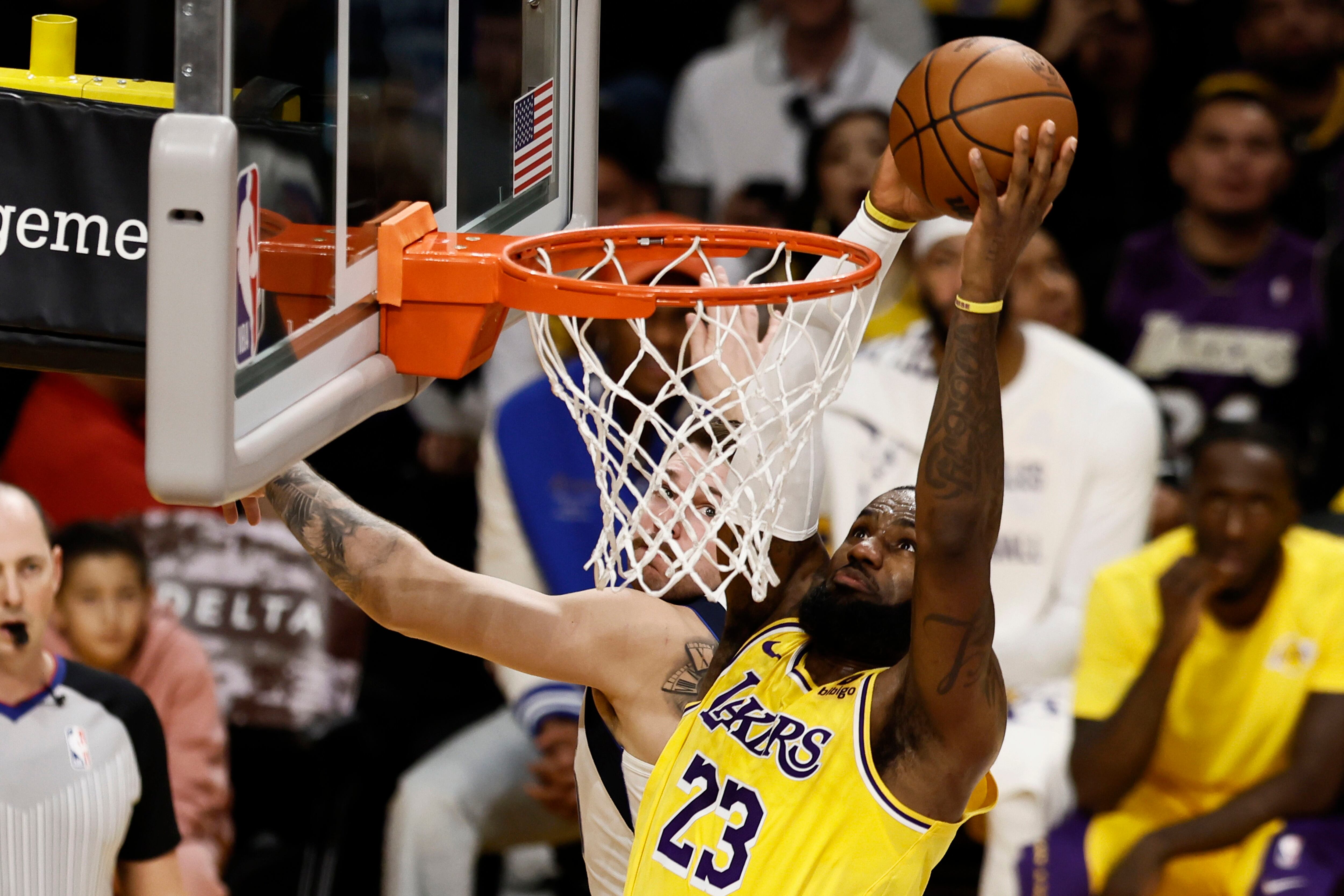 Los Lakers de LeBron respiran y los Timberwolves caen en Dallas