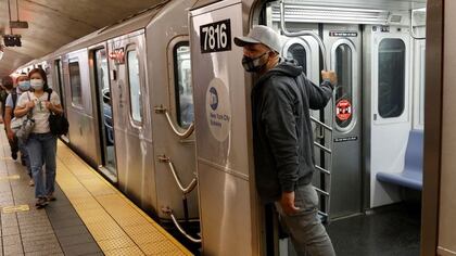 Personas utilizan el tren subterráneo en Manhattan, en el primer día de la fase uno de reapertura en la Ciudad de Nueva York, EEUU, Junio 8, 2020. REUTERS/Mike Segar