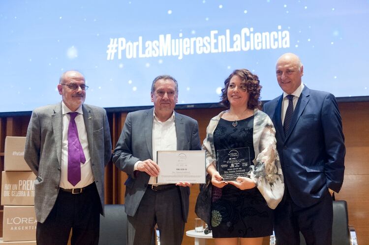 Gottifredi recibe el premio de parte del doctor Lino Barañao