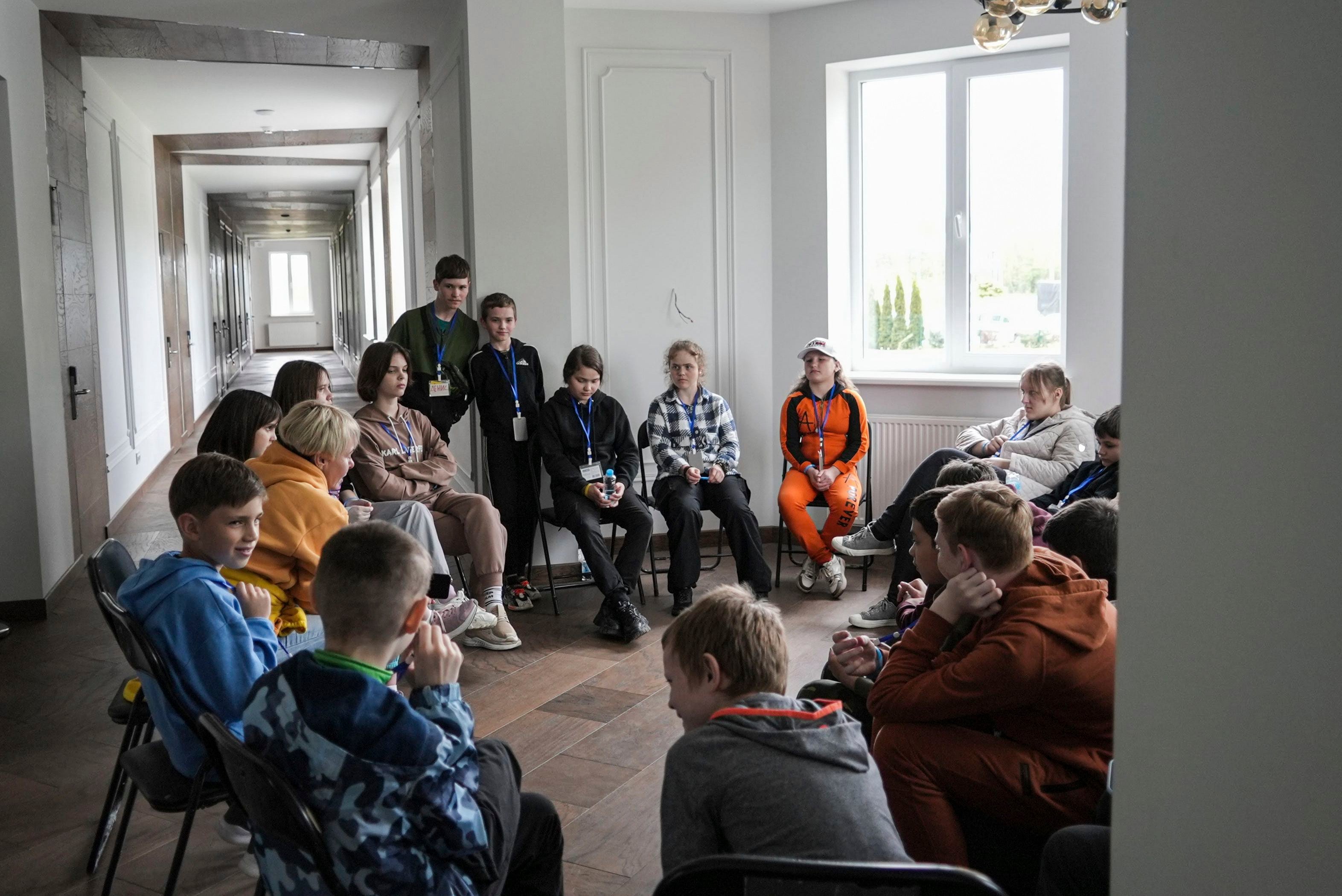 Varios niños asisten a una clase de terapia grupal en el campo de recuperación para niños y sus madres afectados por la guerra cerca de Lviv, Ucrania, el miércoles 3 de mayo de 2023 (AP Foto/Vasilisa Stepanenko/Archivo)
