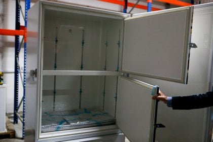 Un refrigerador para almacenar la vacuna Pfizer.  Stavros Ionites / PIO / Guide a través de REUTERS