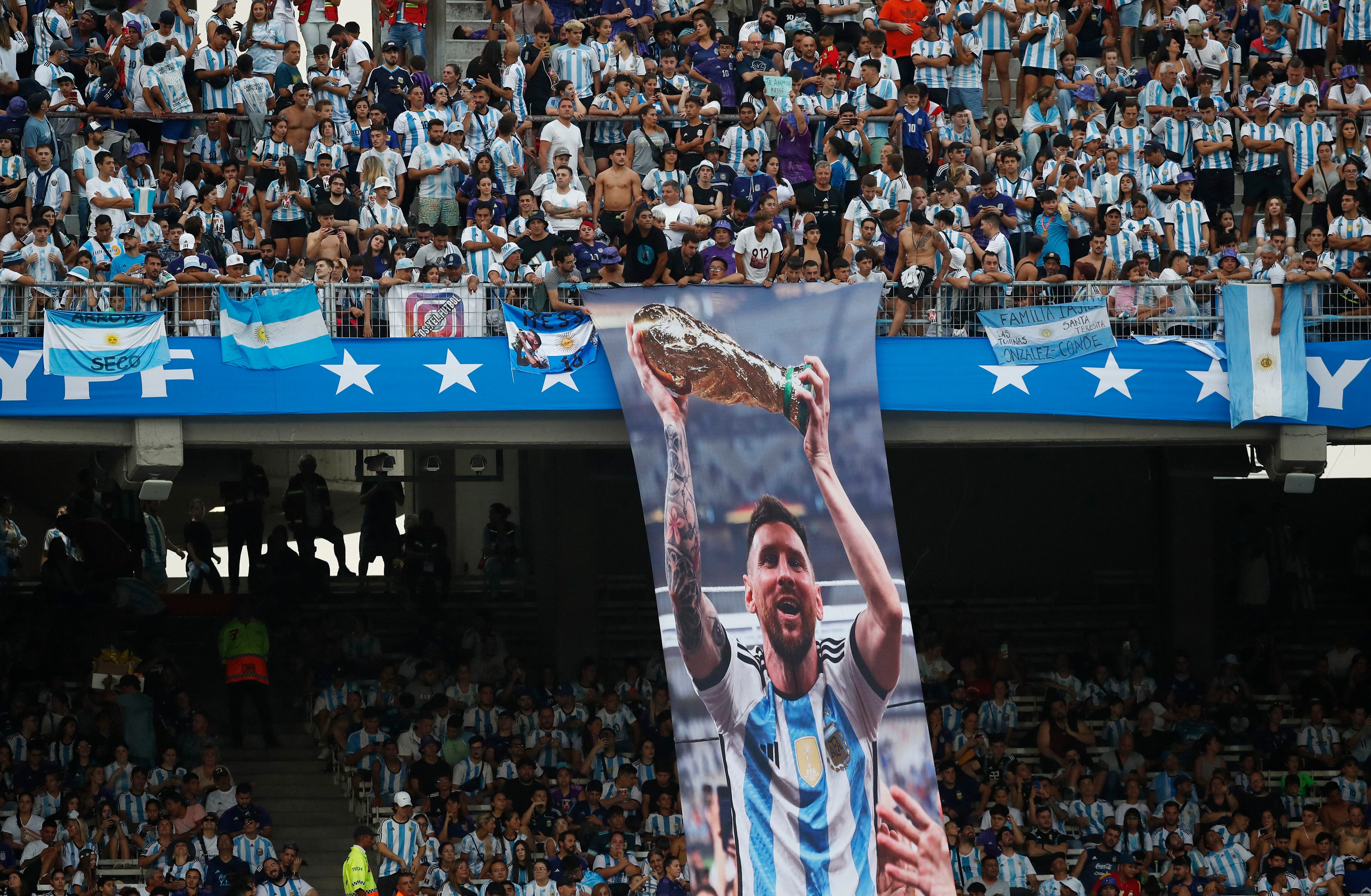 The fans wait for Messi.  Photo: REUTERS/Agustin Marcarian