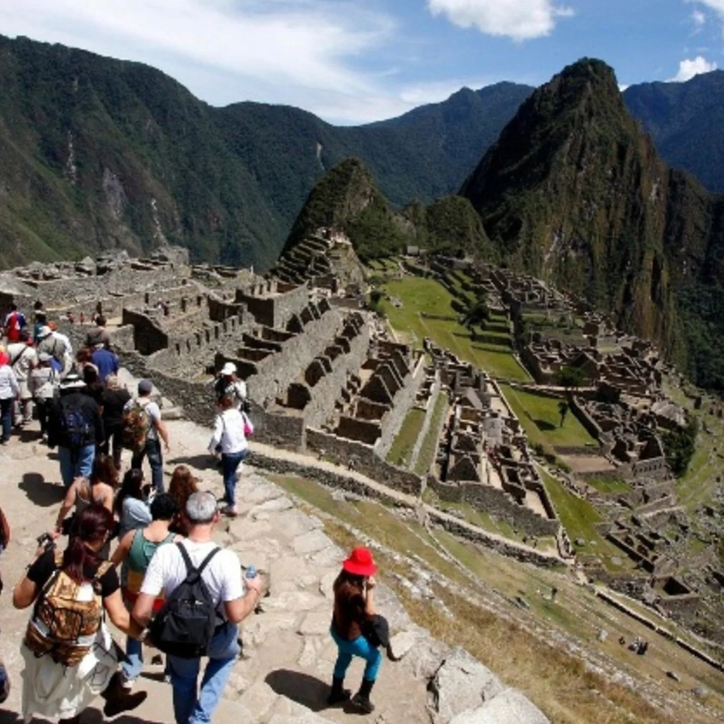 Turistas caminaron desde Machu Picchu hasta ciudadela inca ante la  suspensión de boletos - Infobae