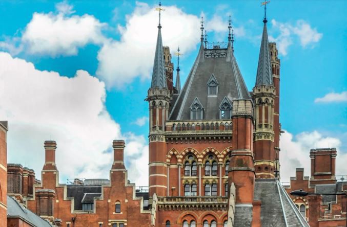 La estación de trenes ST. Pancras al estilo neogótico embellece Londres (Getty Images)