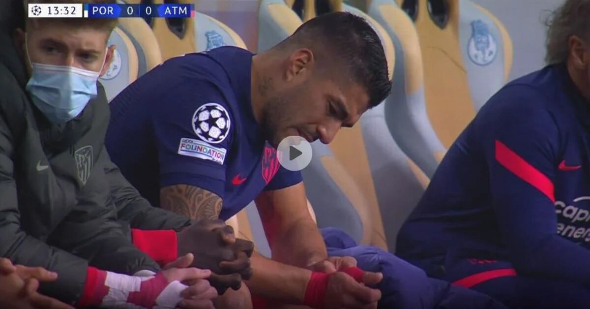 O choro de Luis Suárez depois de sair por lesão aos 13 minutos do jogo entre Atlético de Madrid e Porto