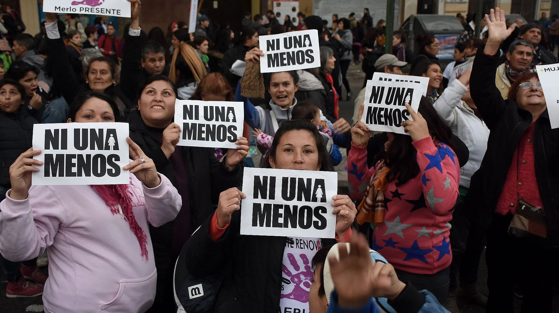 Vecinas de Merlo, orgullosas, muestran  sus carteles y cuentan que ellas se acercaron para repudiar el maltrato sexista (Nicolás Stulberg)