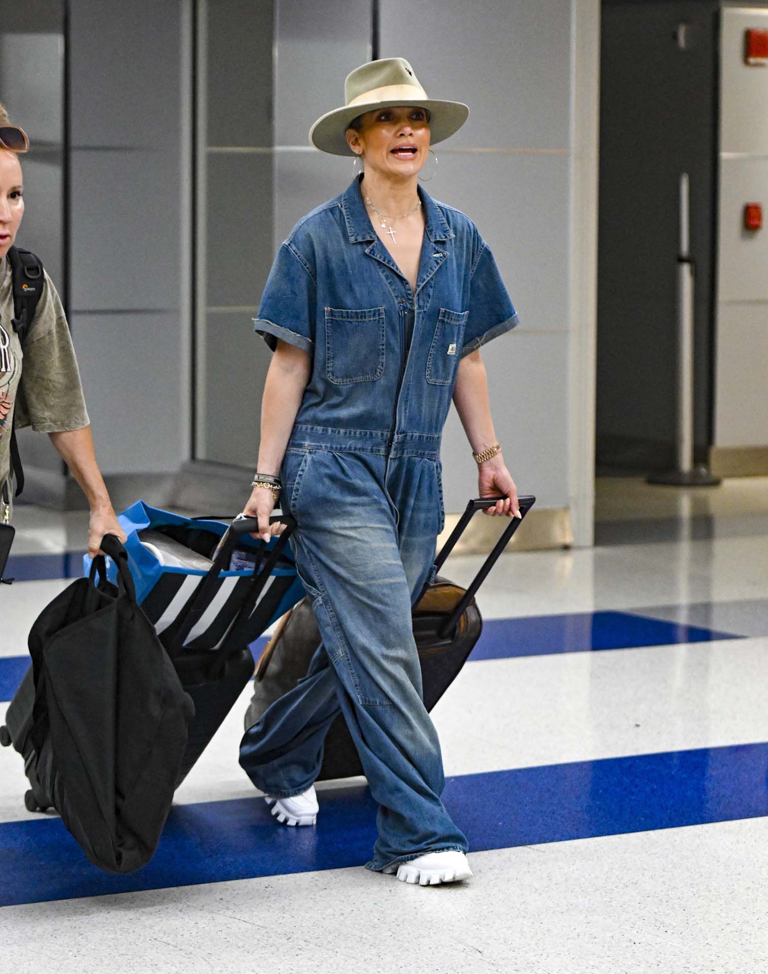 Jennifer Lopez intentó pasar desapercibida cuando llegaba al aeropuerto JFK de Nueva York con el pelo recogido y un sombrero puesto antes de emprender sus vacaciones a Italia. Eligió un look cómodo para viajar: un enterito de jean y zapatillas blancas con plataforma