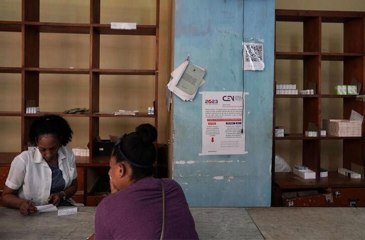 Una mujer comprando medicinas en una farmacia en el centro de La Habana, Cuba, en marzo de 2023 (REUTERS/Alexandre Meneghini)