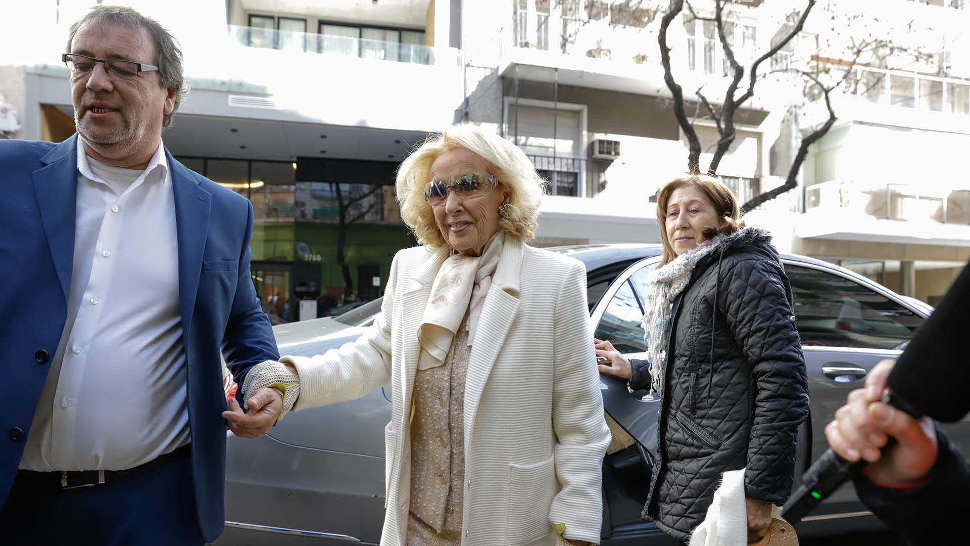 Mirtha Legrand llegando al colegio donde debía votar para las PASO 2023 (Daiana Panza)