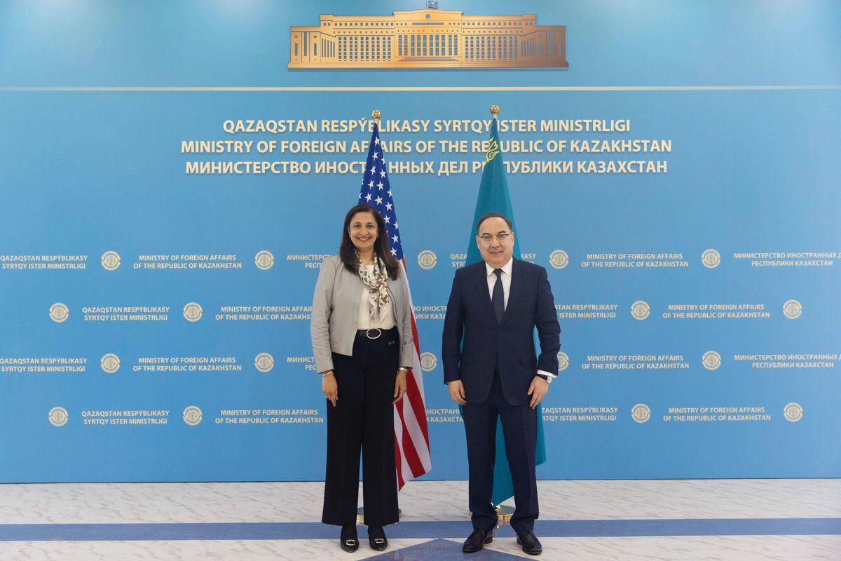 La subsecretaria de DD. HH. de Estados Unidos,Uzra Zeya, firmó una serie de acuerdos con el canciller de Kirguistán, Ruslan Kazakbayev