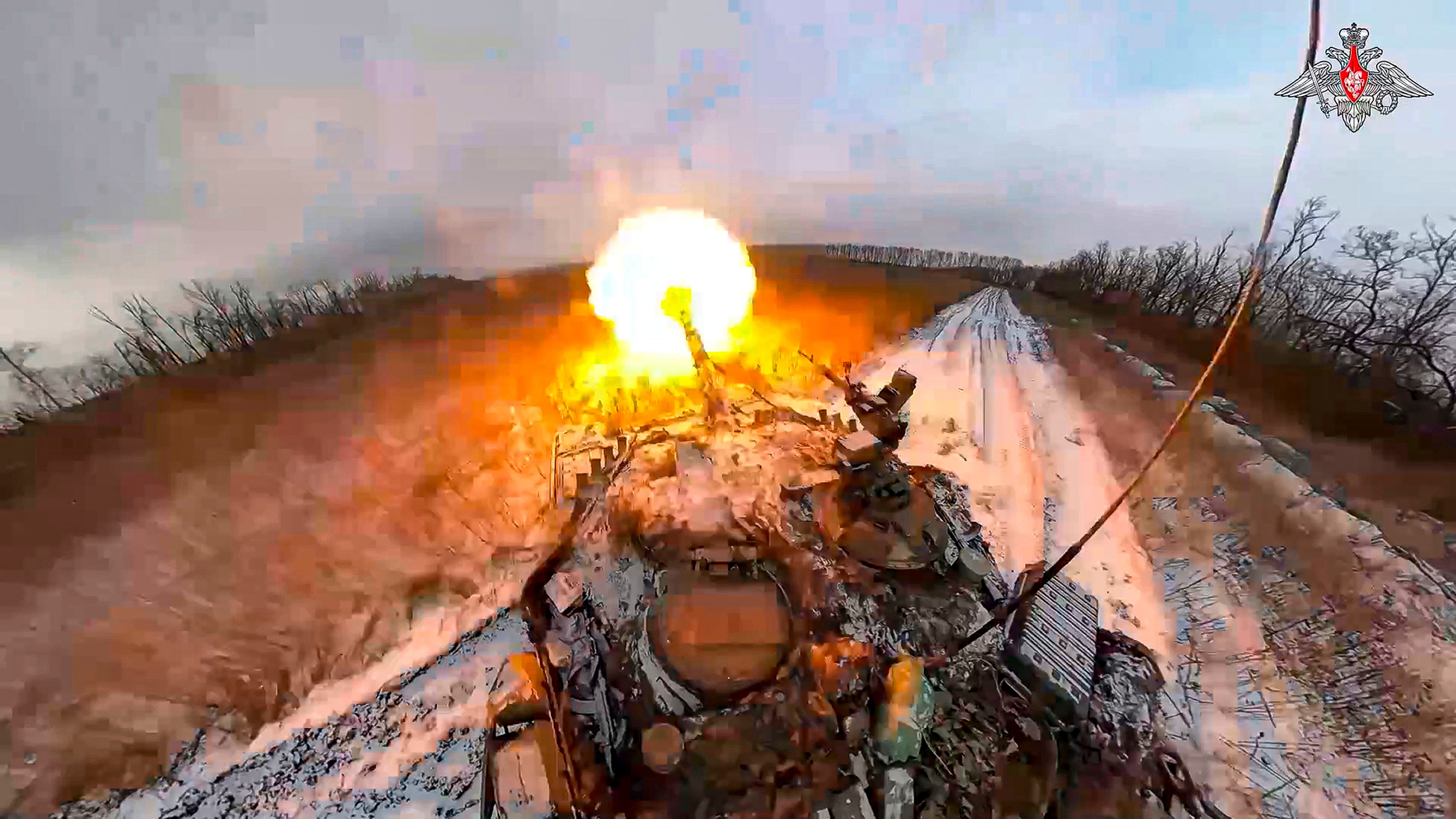 Un tanque ruso dispara en un lugar no difundido en Ucrania en esta foto divulgada por el Servicio de Prensa del Ministerio de Defensa de Rusia el 8 de febrero de 2024 (AP)