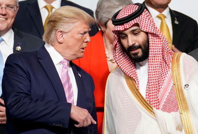 FOTO DE ARCHIVO. El  presidente de Estados Unidos, Donald Trump, conversa con el príncipe heredero de Arabia Saudita,  Mohammed bin Salman, durante una reunión de los líderes del G-20 en Osaka.  Junio, 2019. REUTERS/Kevin Lamarque