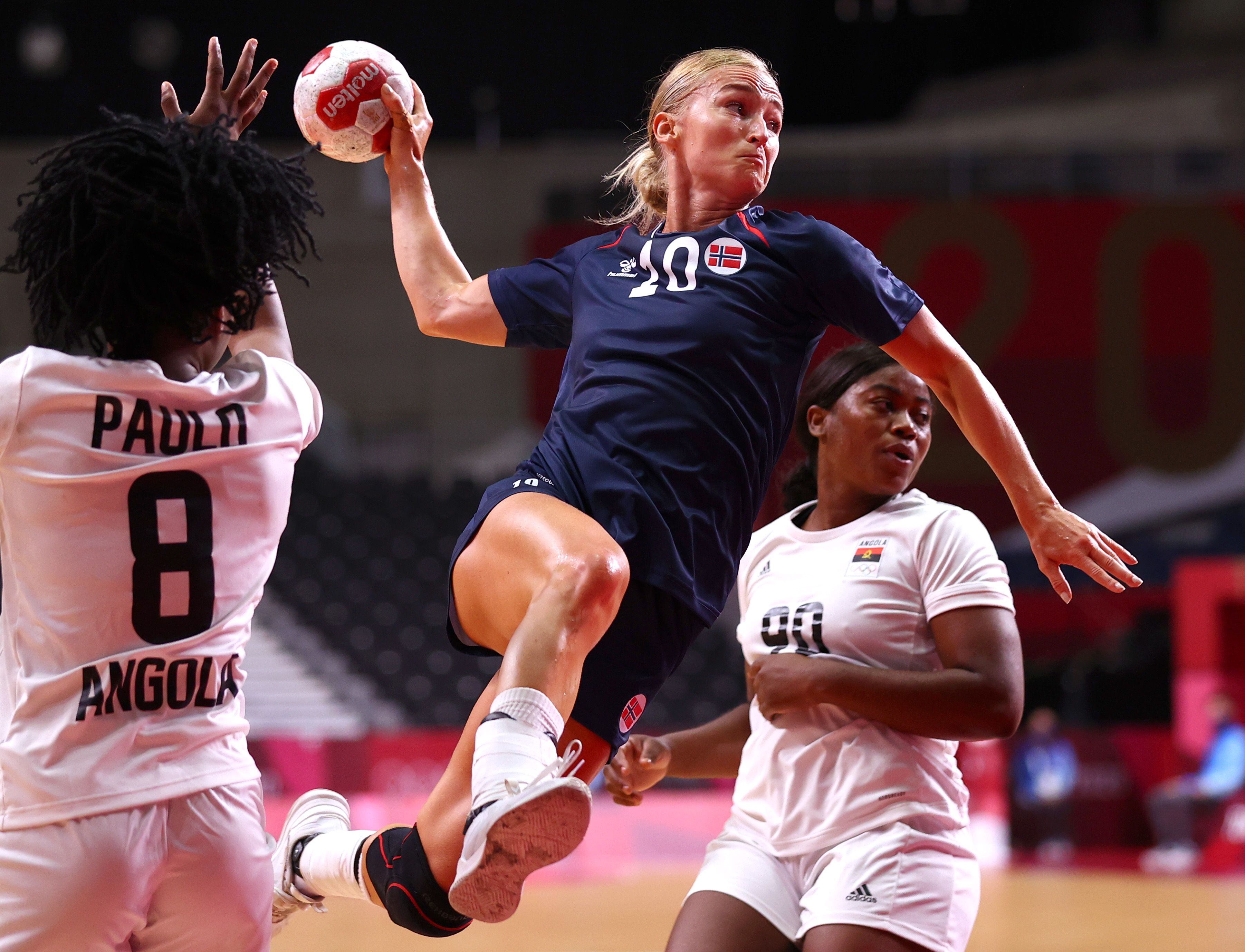 Stine Oftedal del equipo noruego de hándbol en acción. 