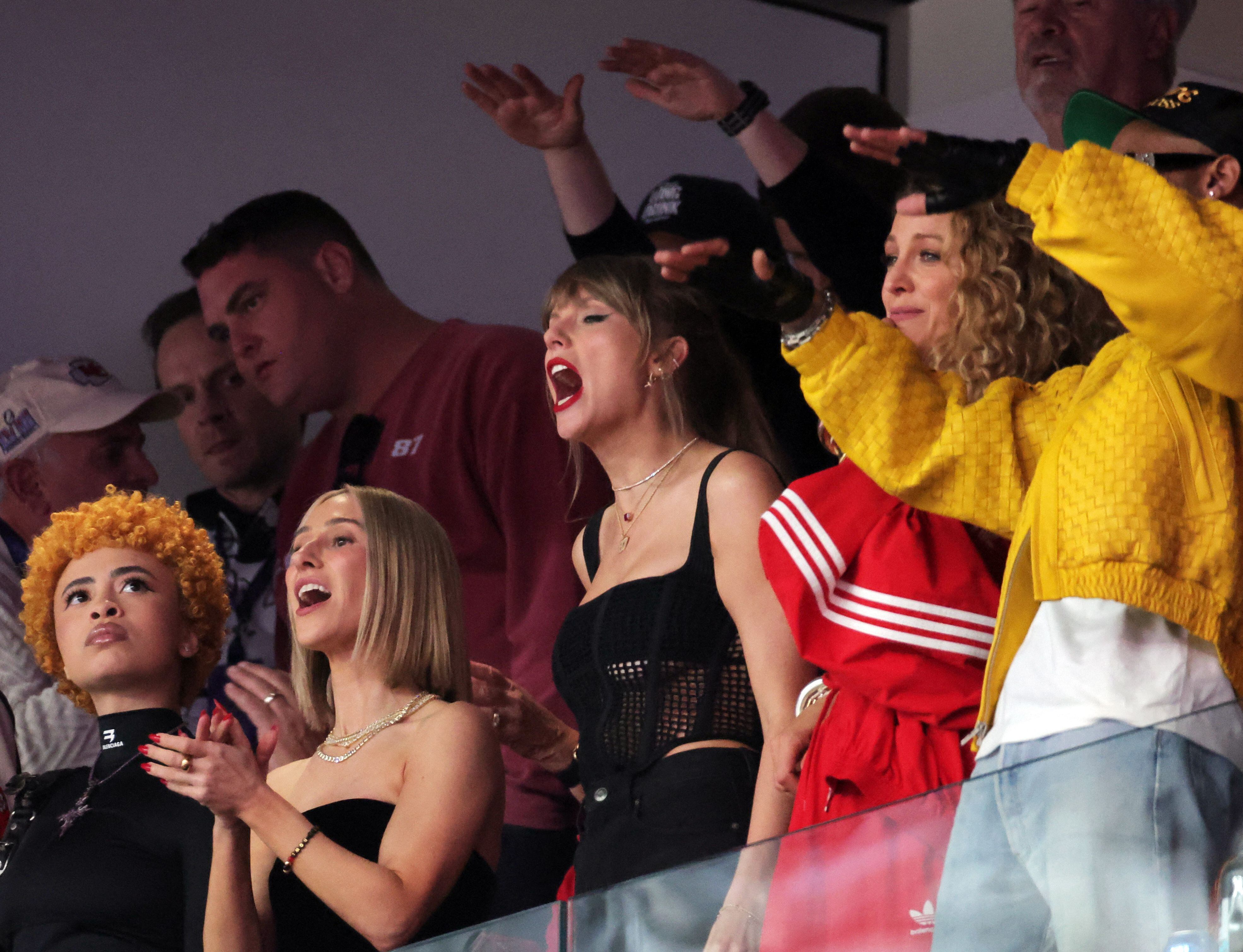 Taylor Swift llegó al estadio en compañía de Ice Spice, Blake Lively y Brittany Mahomes (REUTERS/Carlos Barria)