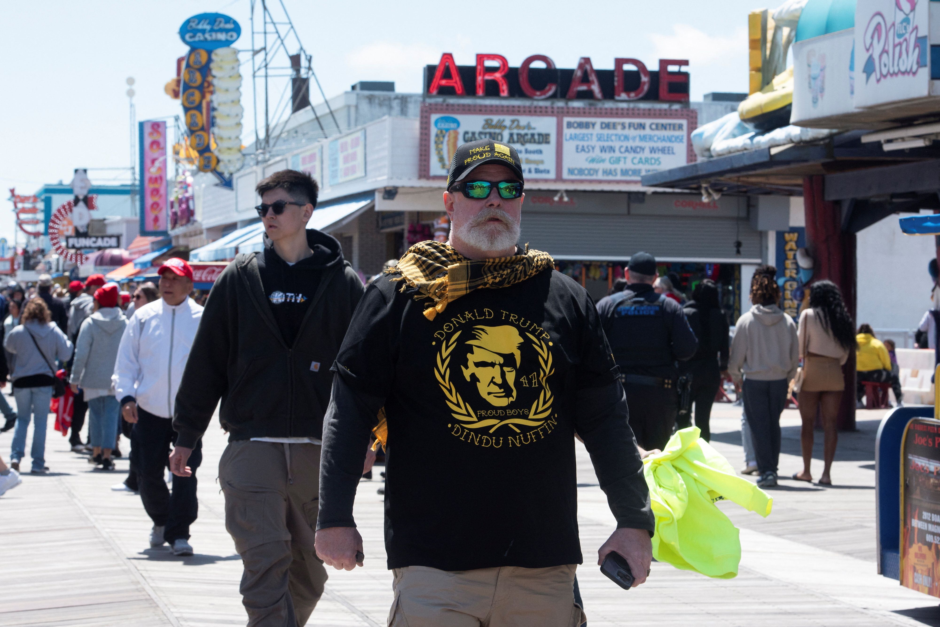 Un miembro de los Proud Boys en un mitin de campaña del candidato presidencial republicano Donald Trump en Wildwood, Nueva Jersey (REUTERS/Stephanie Keith)