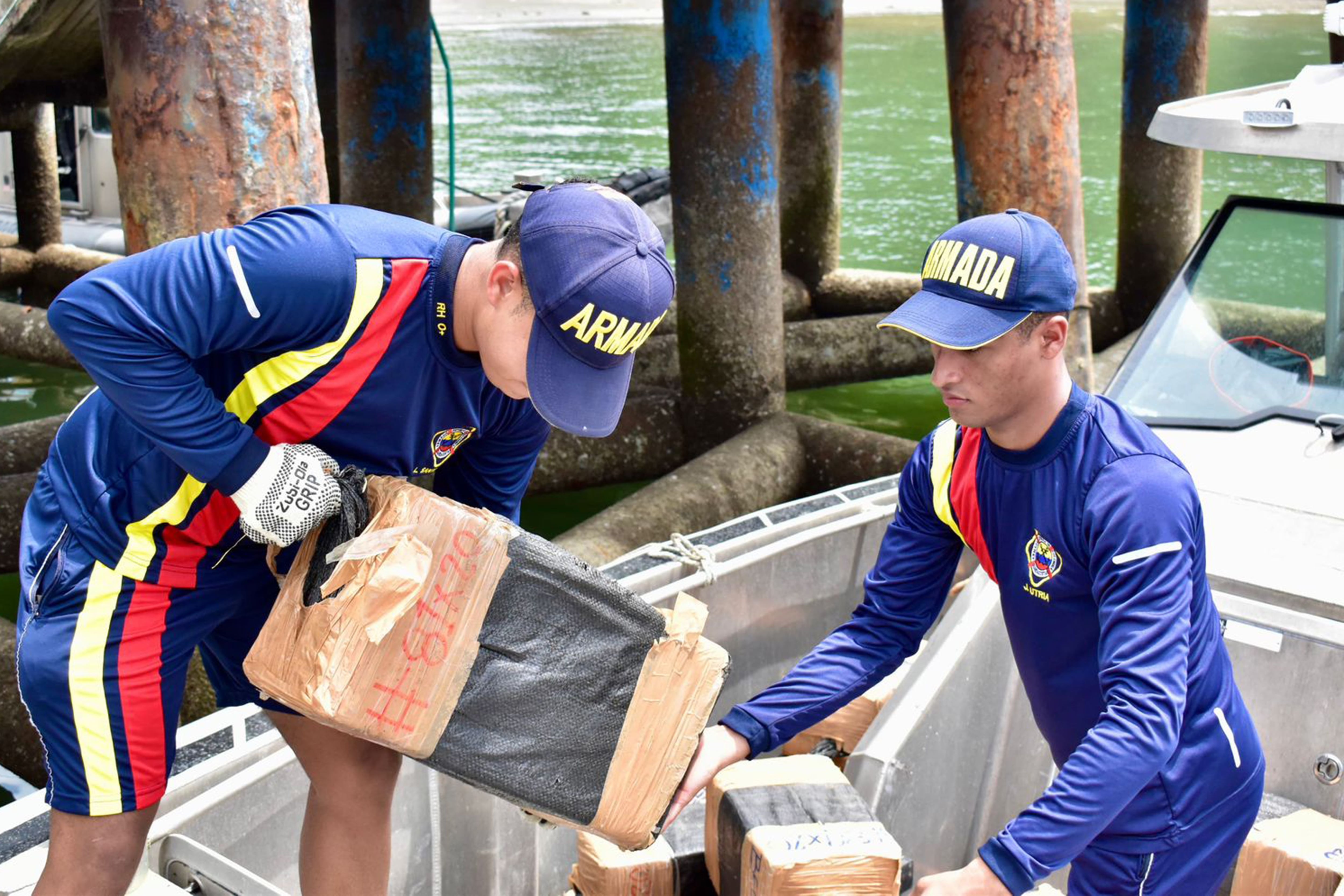 Los guardacostas encontraron un cargamento con más de una tonelada de cocaína - crédito Armada de Colombia/EFE