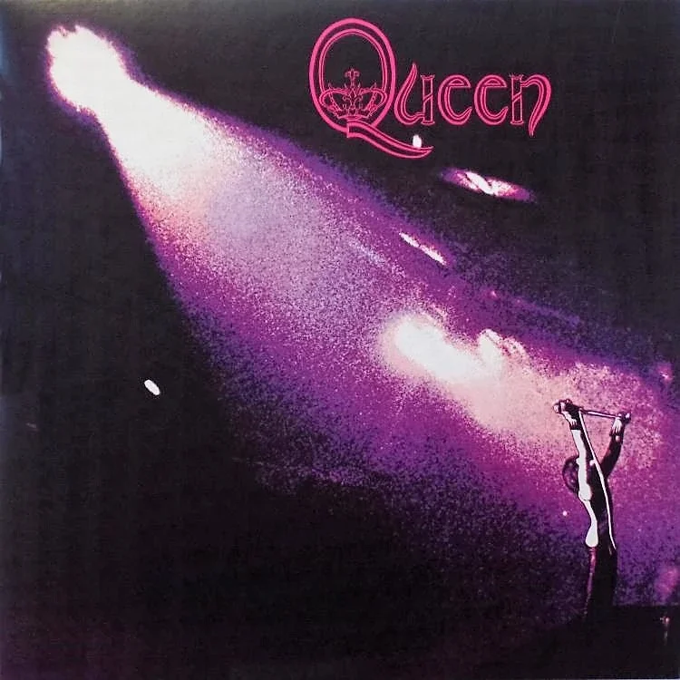 En julio de 1973 aparecía el primer álbum de Queen. No tuvo mucho éxito entre el público aunque sí una buena recepción crítica. Fue el primer y complicado paso de una banda que se convertiría en legendaria