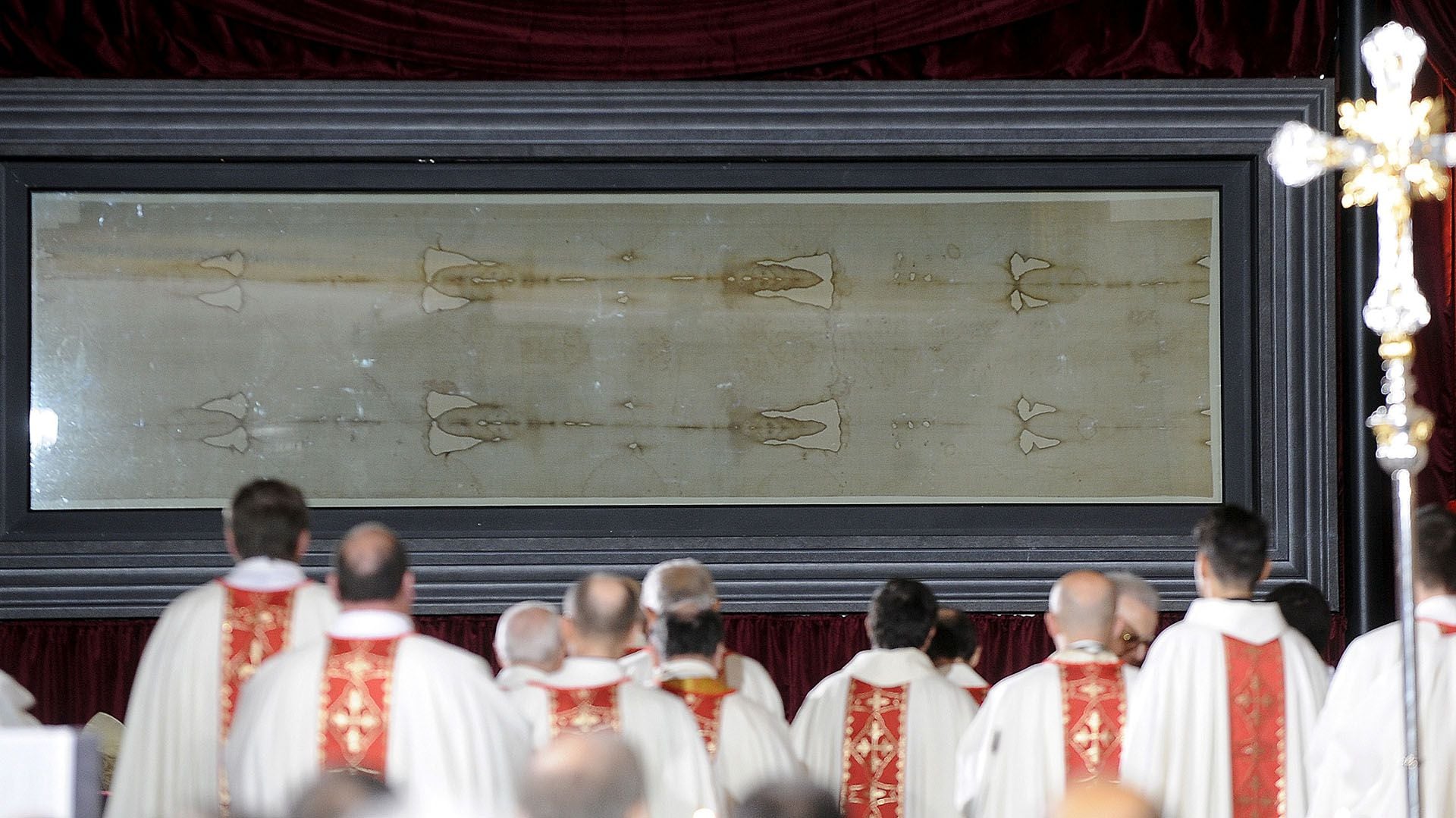 Una misa en la Catedral de Turín, y detrás, el Santo Sudario, que se exhibe al público desde el 22 de septiembre de 2002 luego de estar guardado por décadas (REUTERS/Giorgio Perottino)