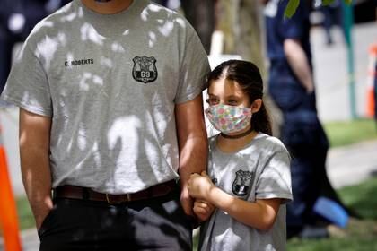Una niña usa máscara facial en Glen Ridge, Nueva Jersey REUTERS/Mike Segar