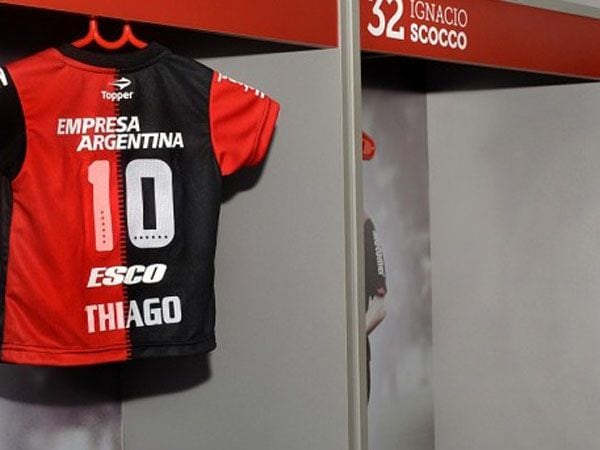 La camiseta de Newell's que le hizo llegar el club cuando nació Thiago