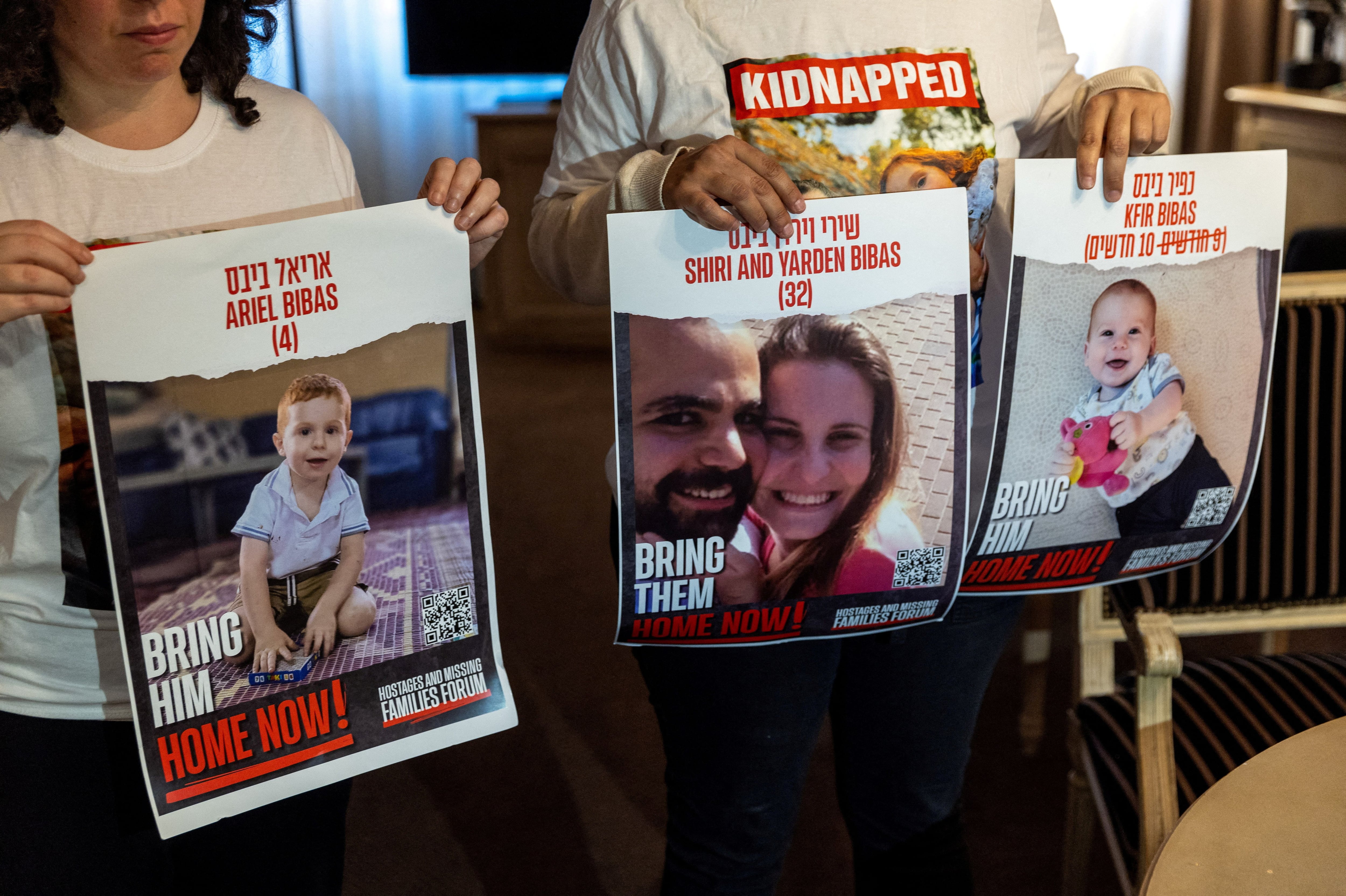 Durante una marcha en Israel se mostraron los rostros de Yarden Bibas, su esposa Shiri y sus dos niños Kfir (11 meses) y Ariel (4 años), que están secuestrados por Hamas en los túneles de Gaza