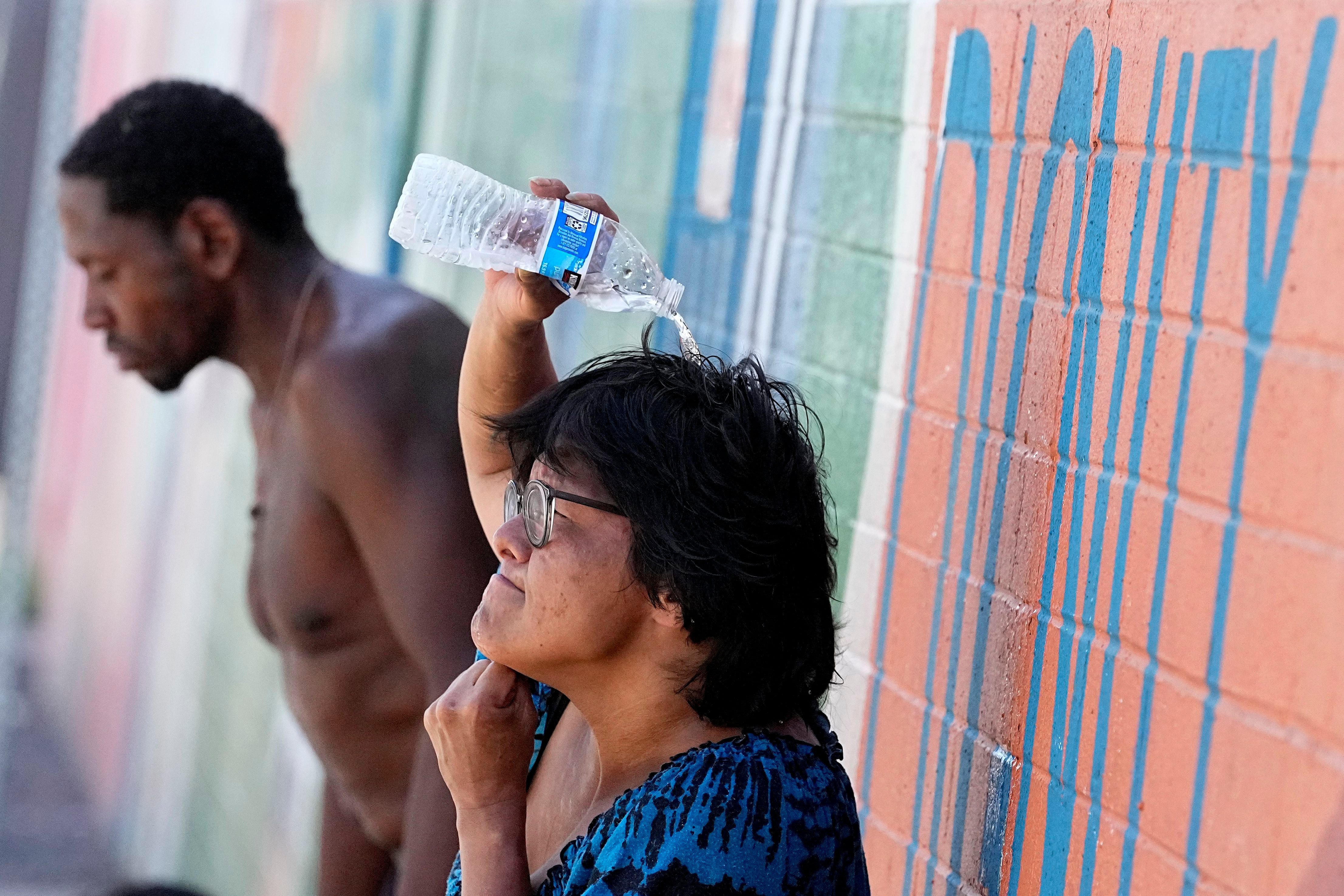 Las olas de calor afectan la salud humana. Pueden provocar golpes de calor, cuadros de ansiedad, y aumentan el riesgo de infartos (Foto AP/Matt York)