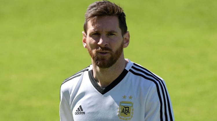 Lionel Messi le dio ánimo al “Kun” y a Di María, dos de los cuatro futbolistas que saldrían del equipo respecto de los titulares que estuvieron ante Colombia en el debut (REUTERS/Washington Alves)
