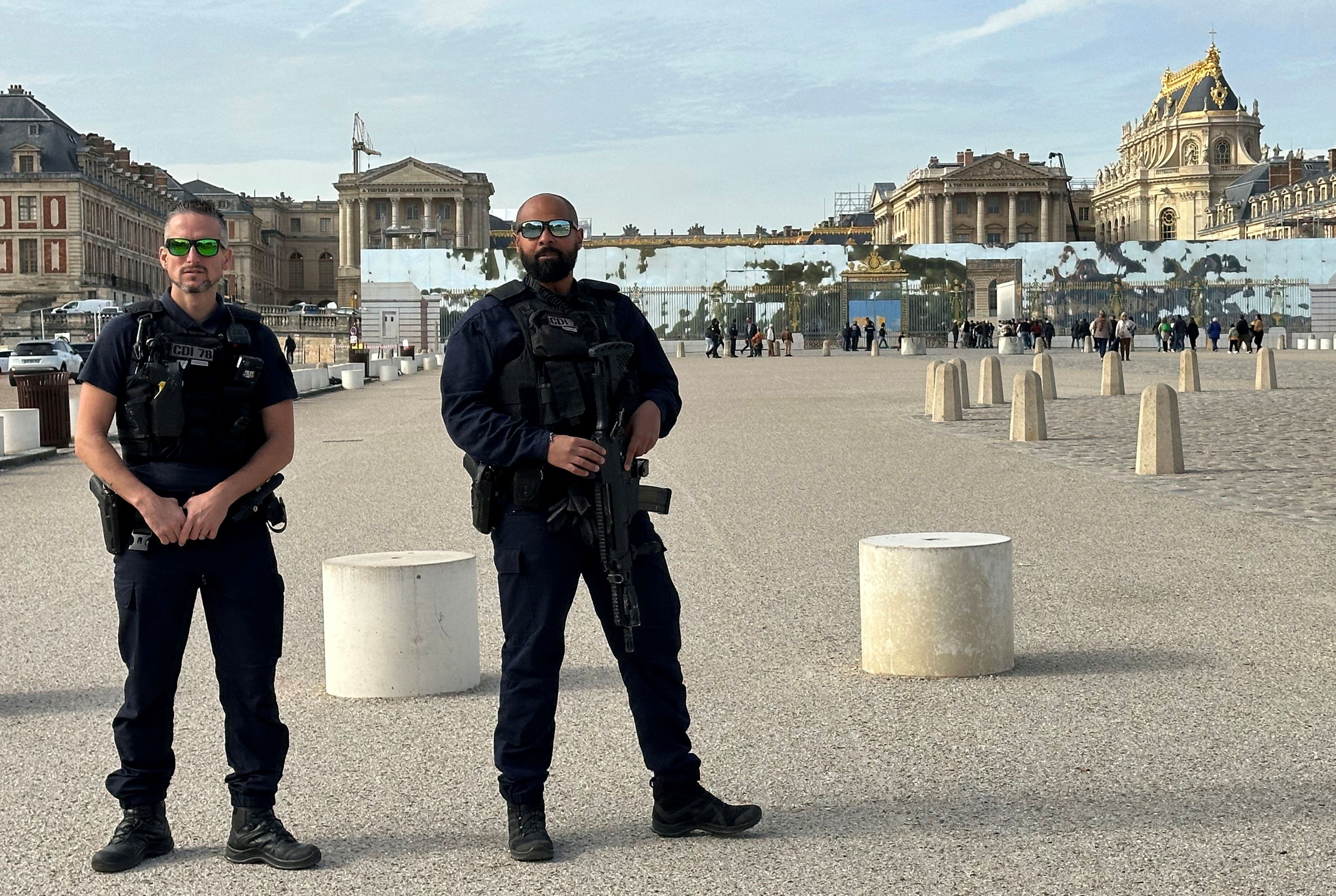 La policía francesa monta guardia frente al Chateau de Versailles (Palacio de Versalles) después de que fuera evacuado por razones de seguridad, en Versalles, cerca de París, Francia, 17 de octubre de 2023. REUTERS/Clotaire Achi