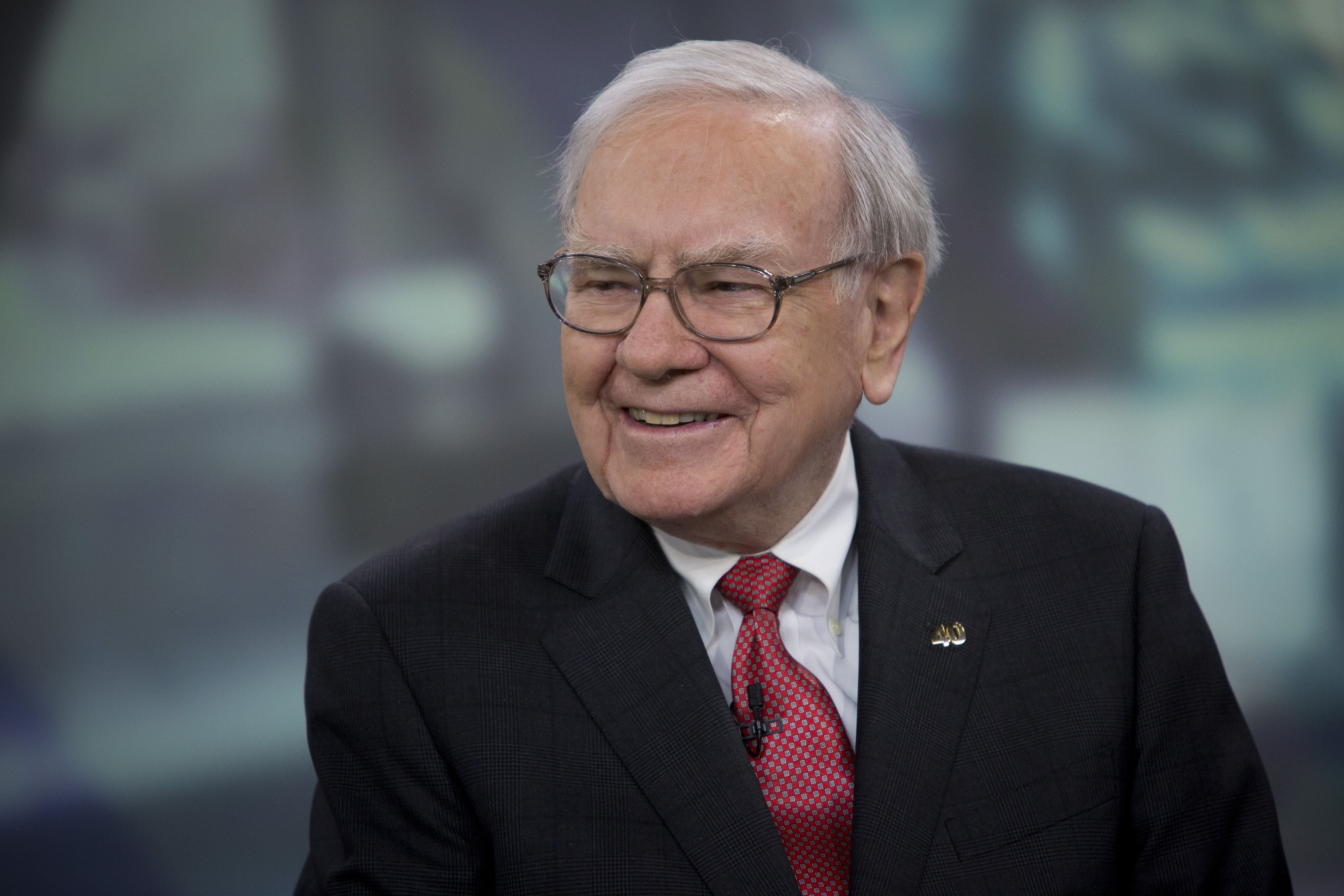 Warren Buffett utiliza cupones y evita las salidas nocturnas costosas, subrayando su enfoque frugal a pesar de su riqueza
Photographer: Scott Eells/Bloomberg