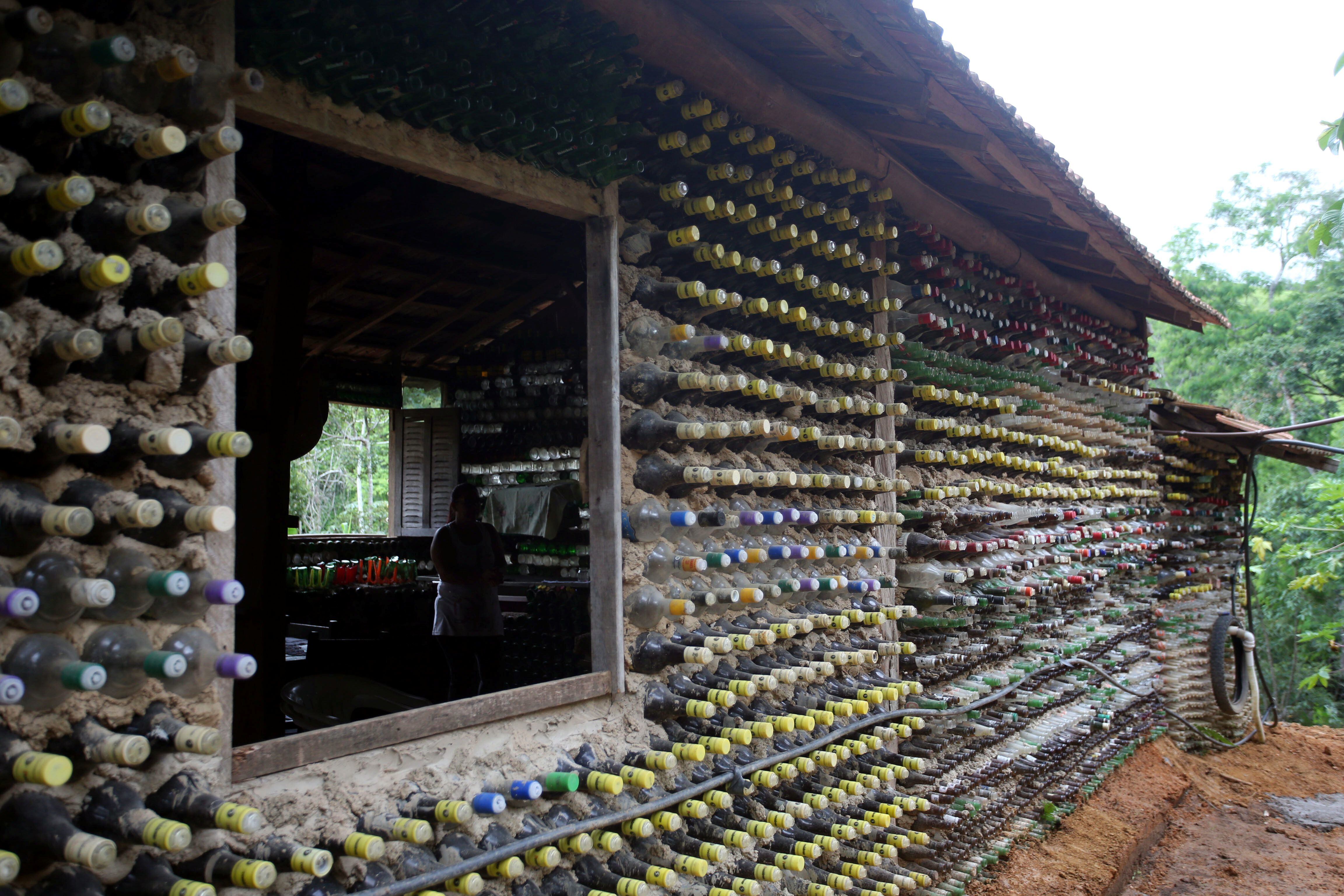 Reciclar en casa ayuda a reducir el consumo de agua y energía, conservando recursos naturales. (REUTERS/Rahel Patrasso)