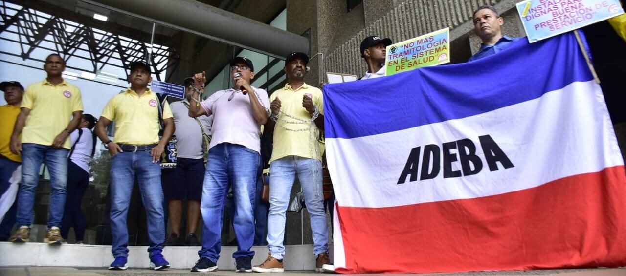 Maestros de Adeba protestan frente a Fiduprevisora, denuncian carencias en servicios médicos y falta de cumplimiento de acuerdos con Fecode y el Gobierno - crédito @AtlanticoEmi / X