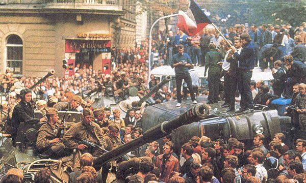 La Primavera de Praga fue aplastada por el peso de los tanques y de los 650.000 soldados del Pacto de Varsovia que ocuparon Checoslovaquia el 21 de agosto de 1968