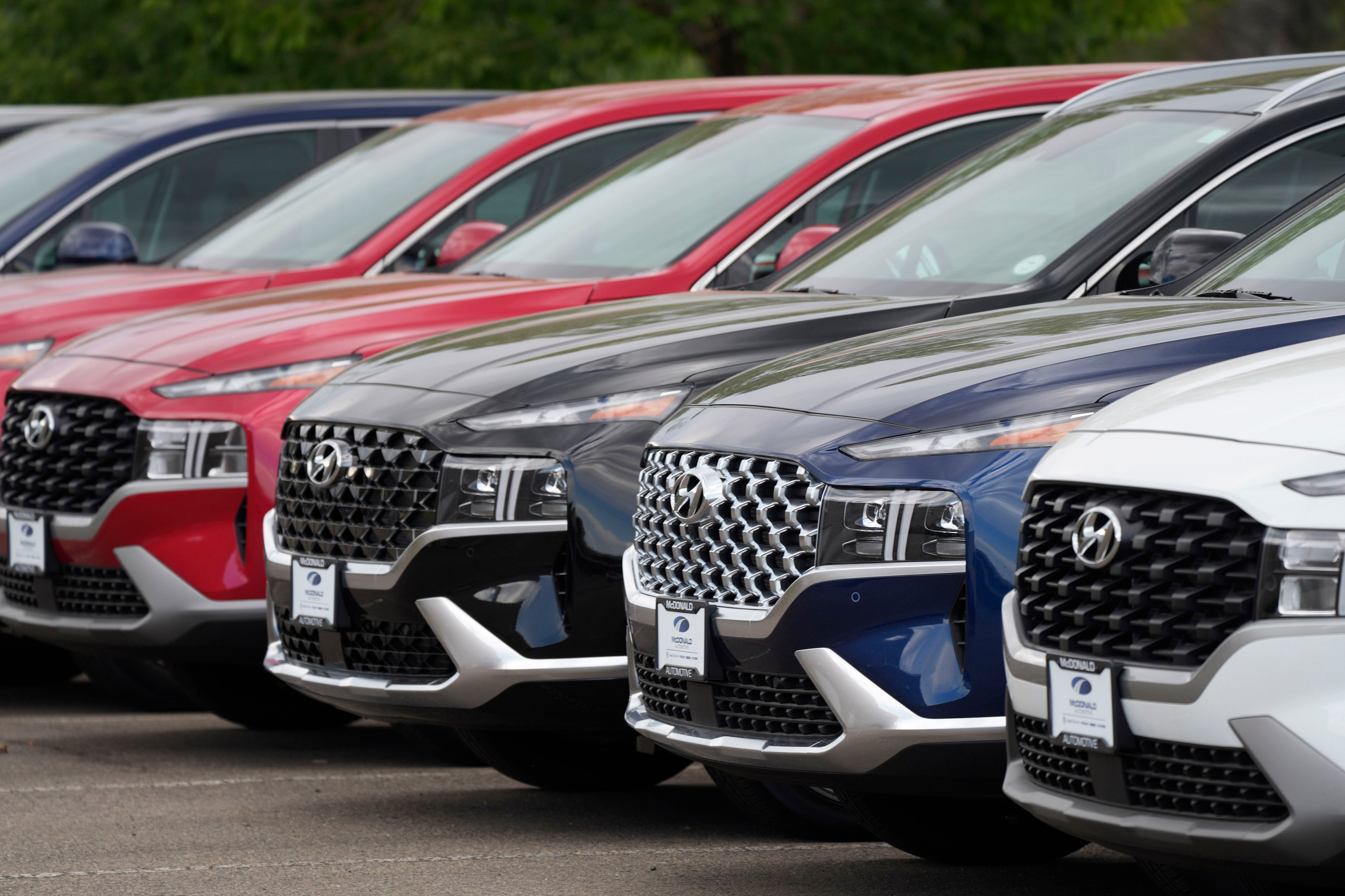 La mayoría de los importadores traen los autos en volúmenes bajos y pagándolos con dólares propios. Aumentaron en pesos de acuerdo a la suba del dólar blue (Foto AP /David Zalubowski)